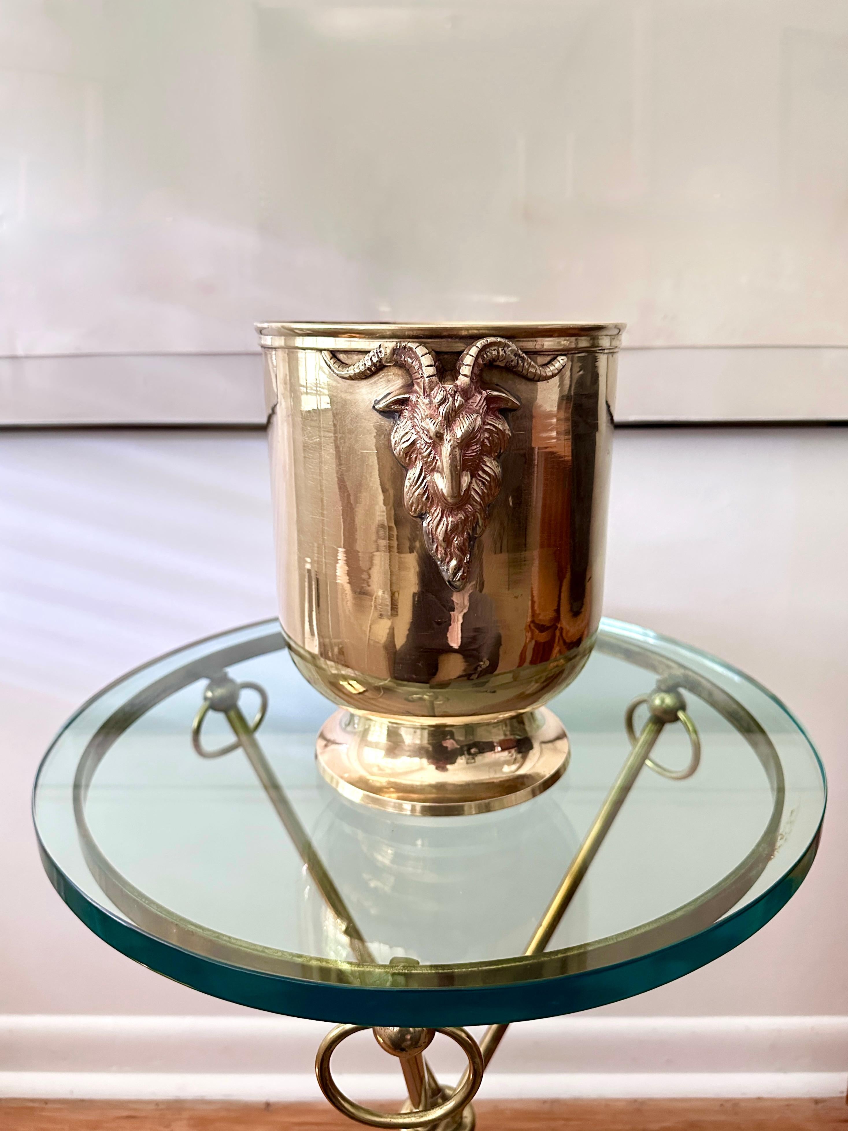Indiano Mottahedeh Jardinere d'epoca in ottone massiccio con manici a testa d'ariete in vendita
