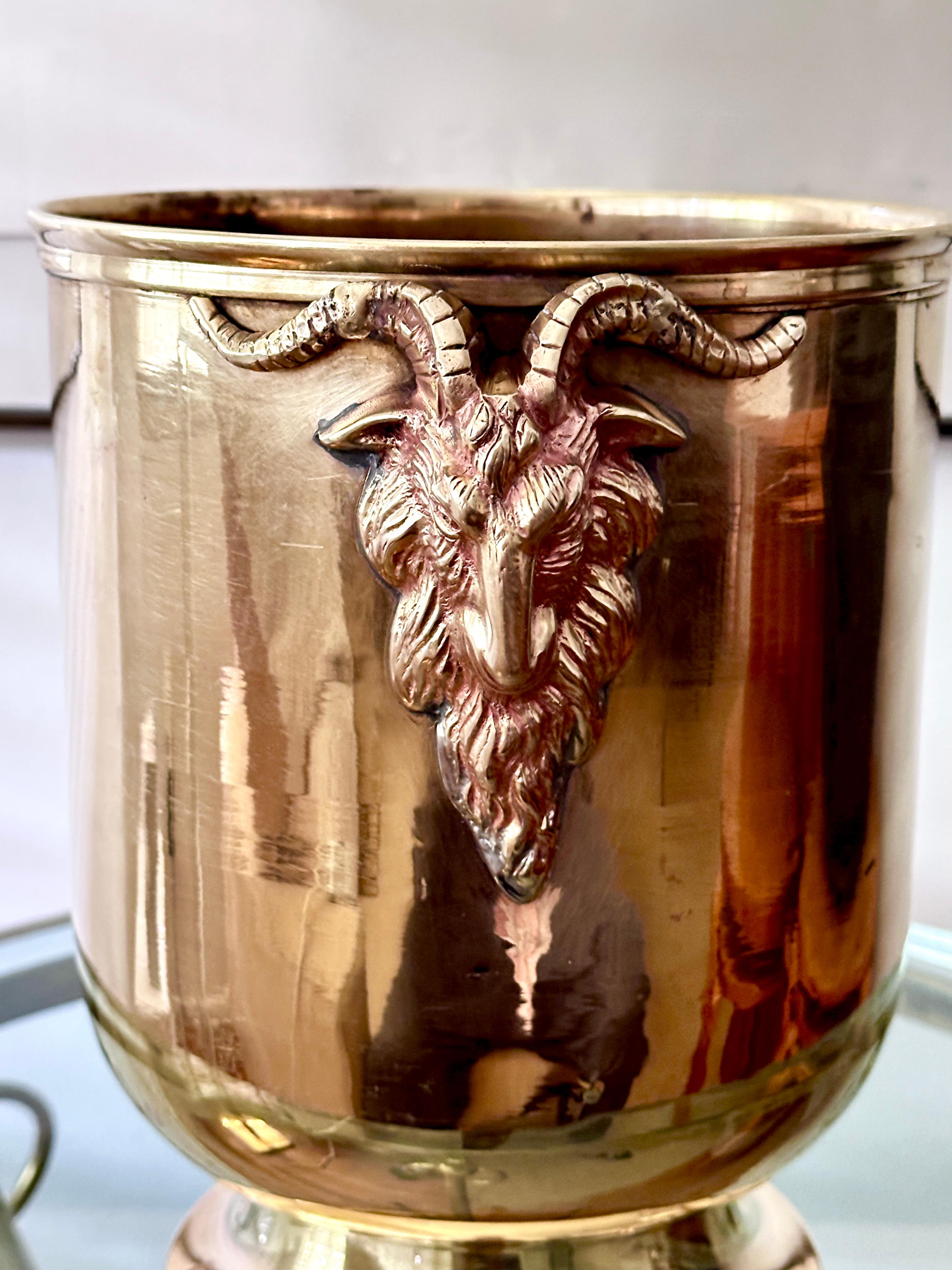 Fatto a mano Mottahedeh Jardinere d'epoca in ottone massiccio con manici a testa d'ariete in vendita