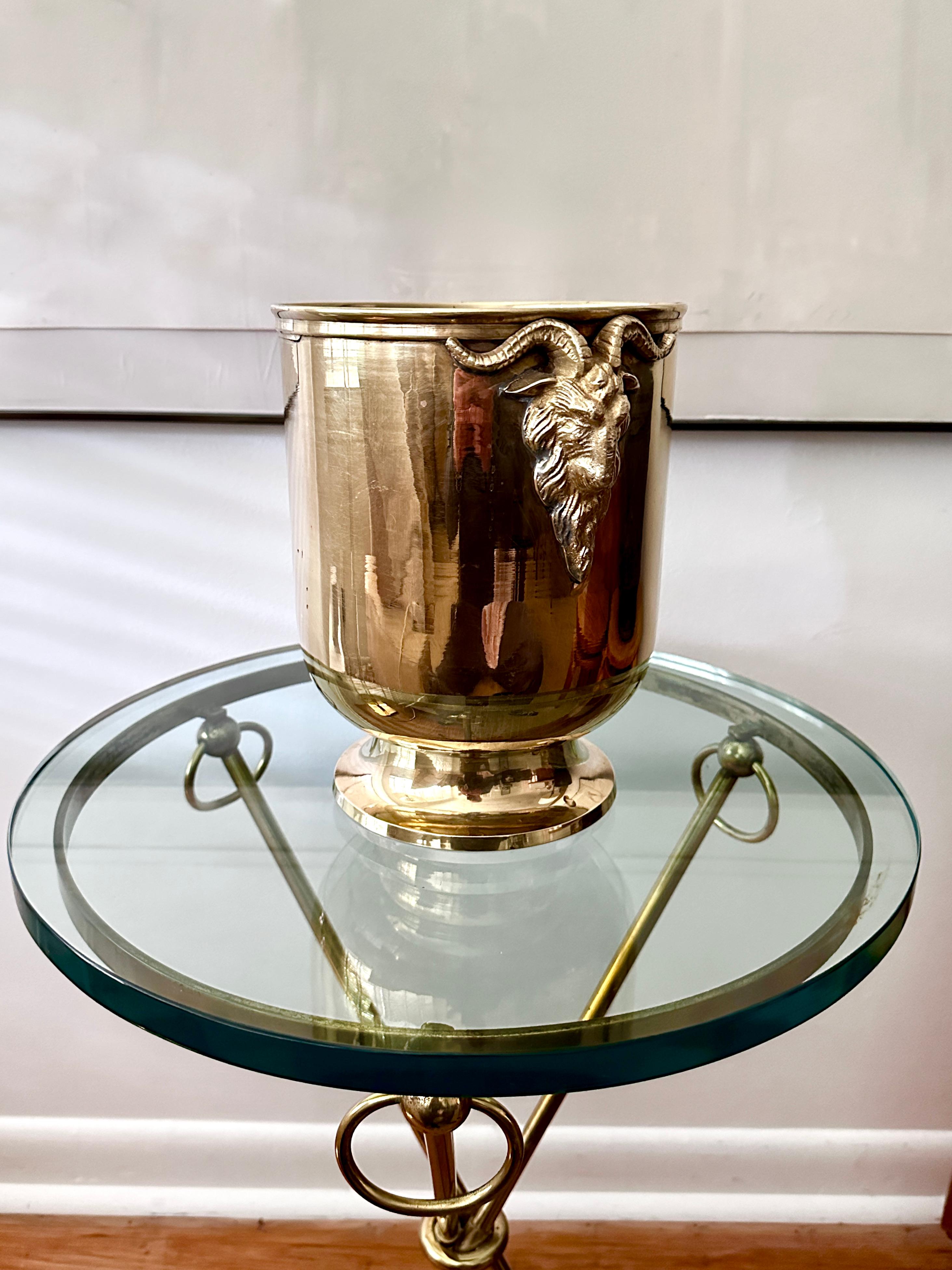 XX secolo Mottahedeh Jardinere d'epoca in ottone massiccio con manici a testa d'ariete in vendita