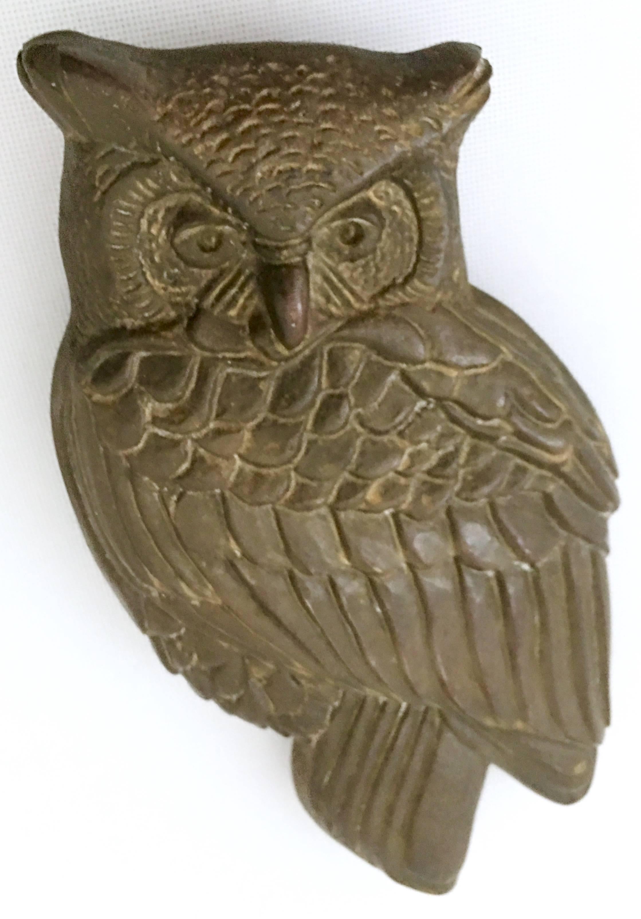 Vintage large solid brass owl door knocker. The brass plate mount has two pre-drilled holes for installation purposes.