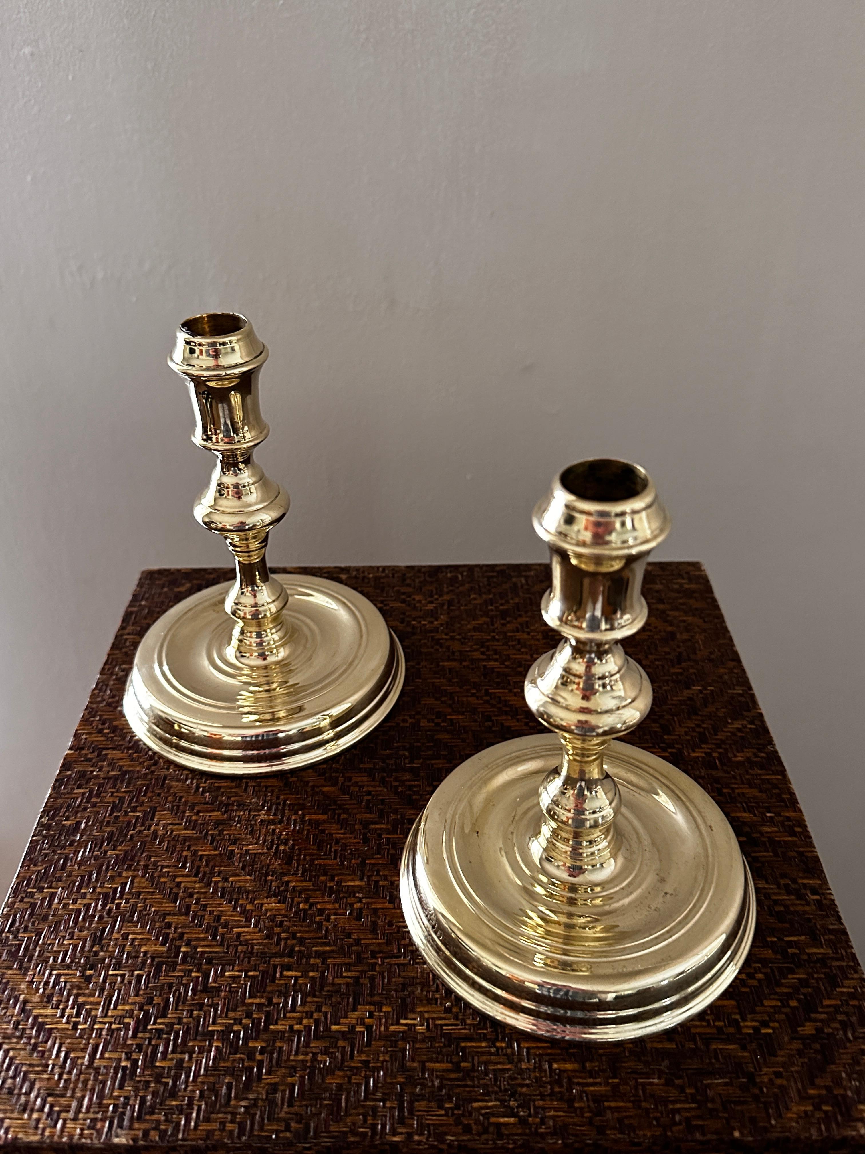 Coppia di candelieri d'epoca in ottone massiccio prodotti da Virginia Metalcrafters in vendita 2