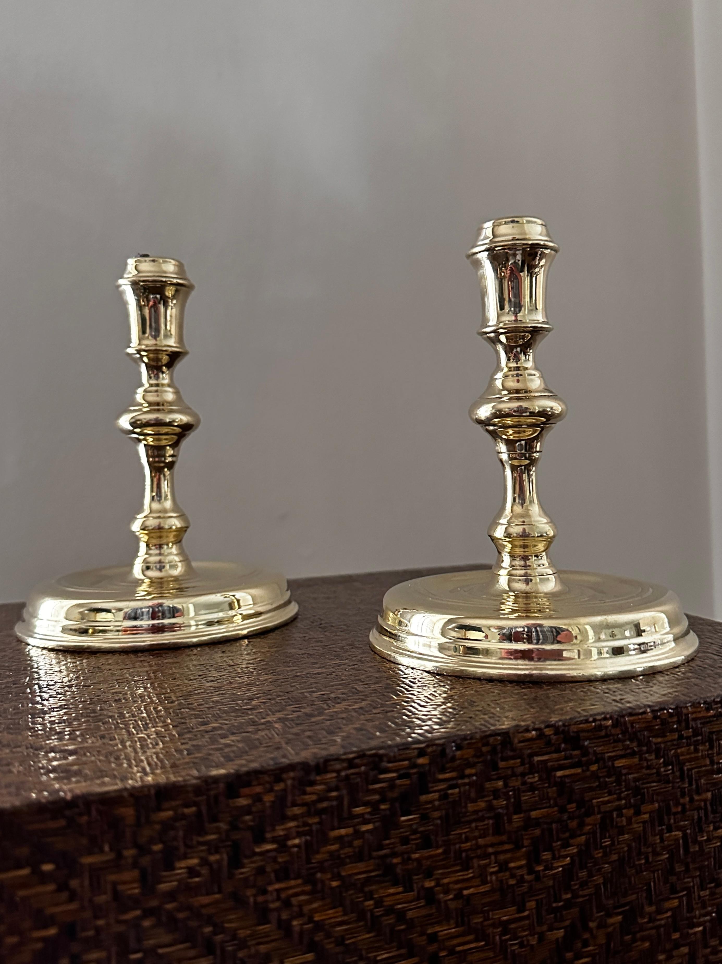 Coppia di candelieri d'epoca in ottone massiccio prodotti da Virginia Metalcrafters in vendita 3