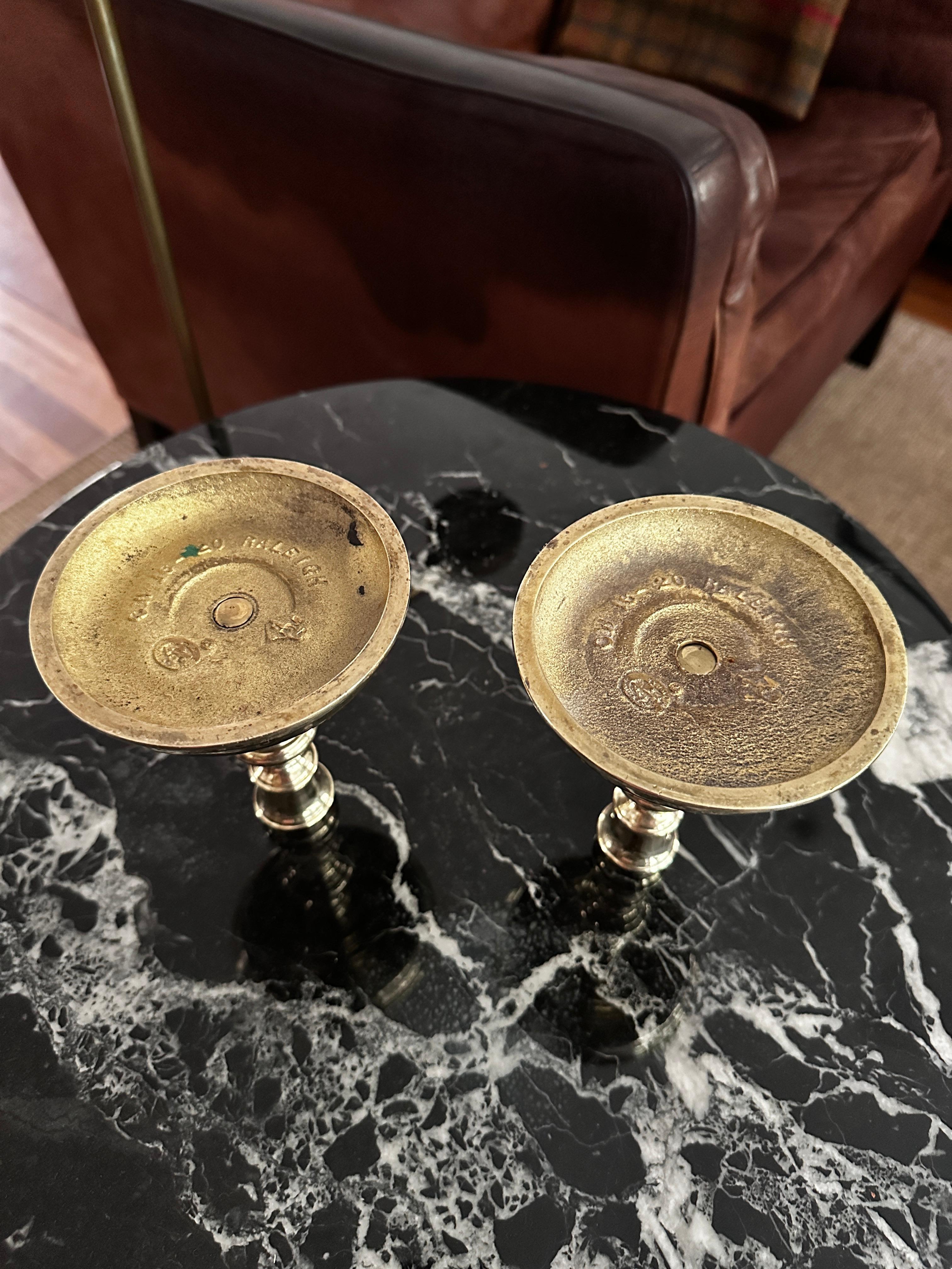 Coppia di candelieri d'epoca in ottone massiccio prodotti da Virginia Metalcrafters in vendita 6