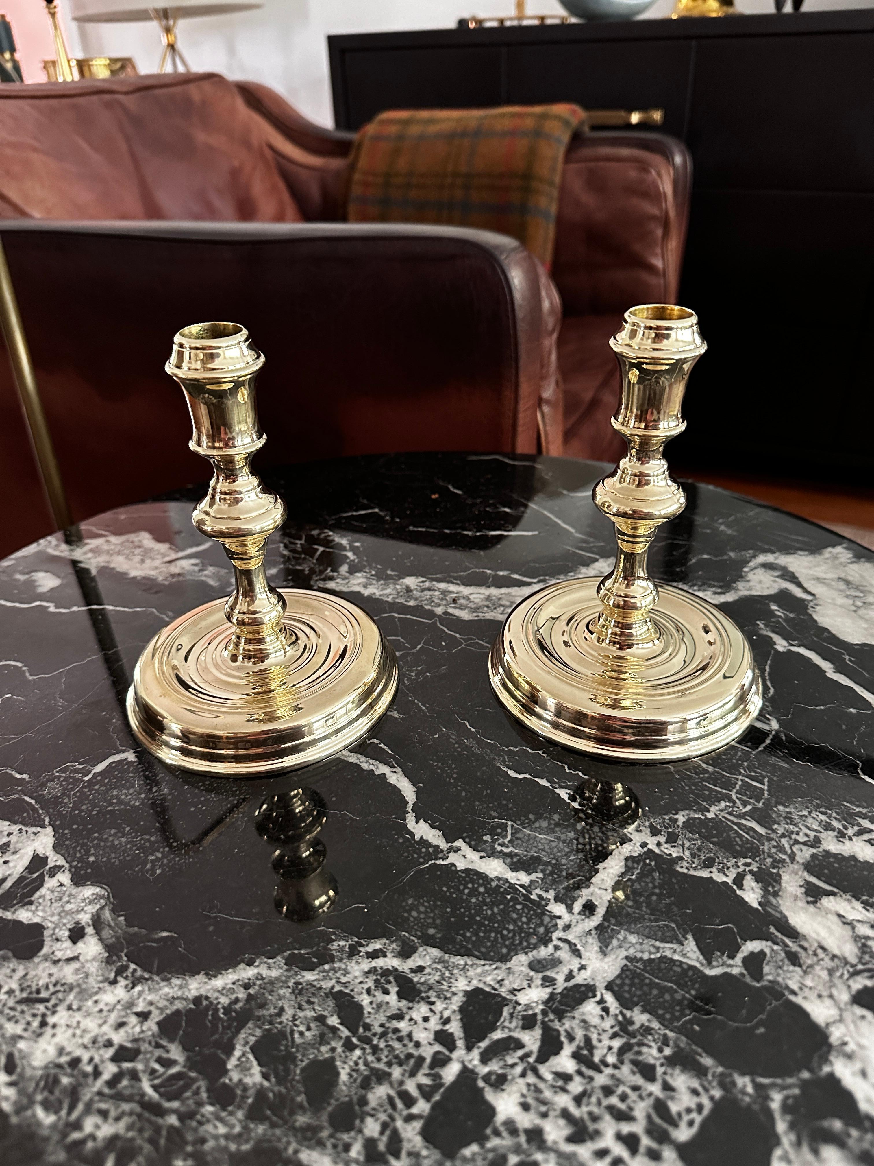 Coloniale americano Coppia di candelieri d'epoca in ottone massiccio prodotti da Virginia Metalcrafters in vendita