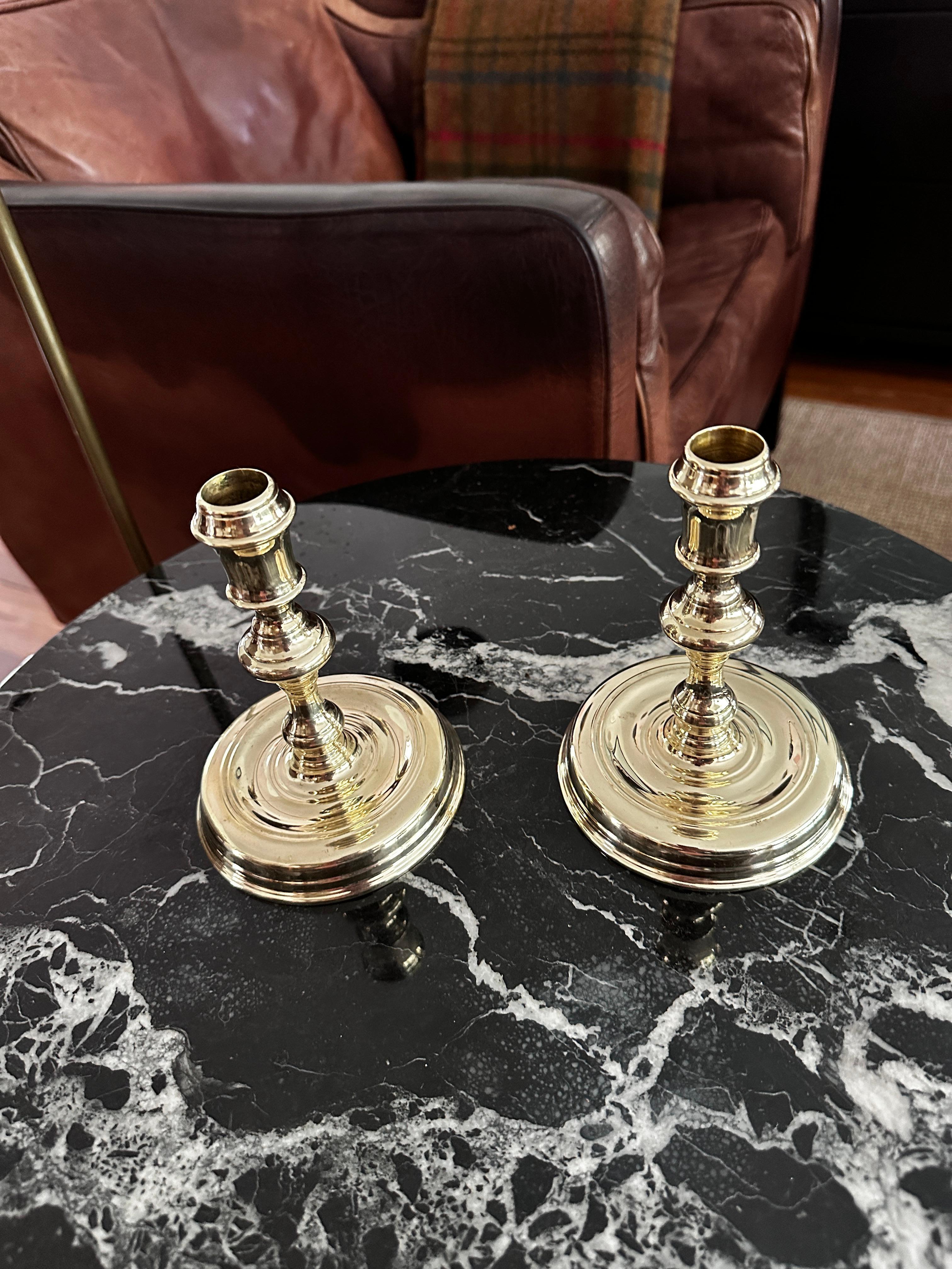 Americano Coppia di candelieri d'epoca in ottone massiccio prodotti da Virginia Metalcrafters in vendita