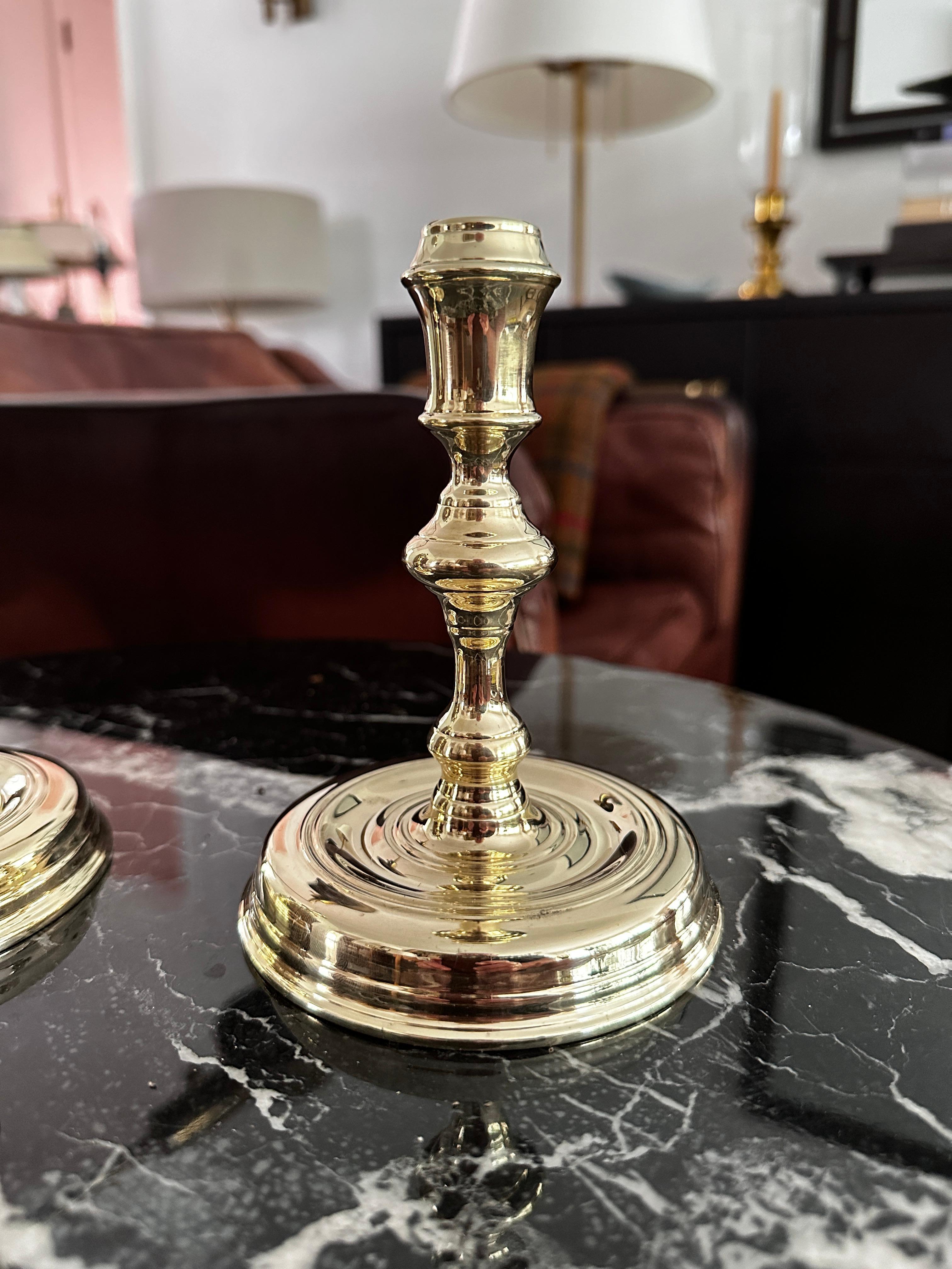 Fatto a mano Coppia di candelieri d'epoca in ottone massiccio prodotti da Virginia Metalcrafters in vendita