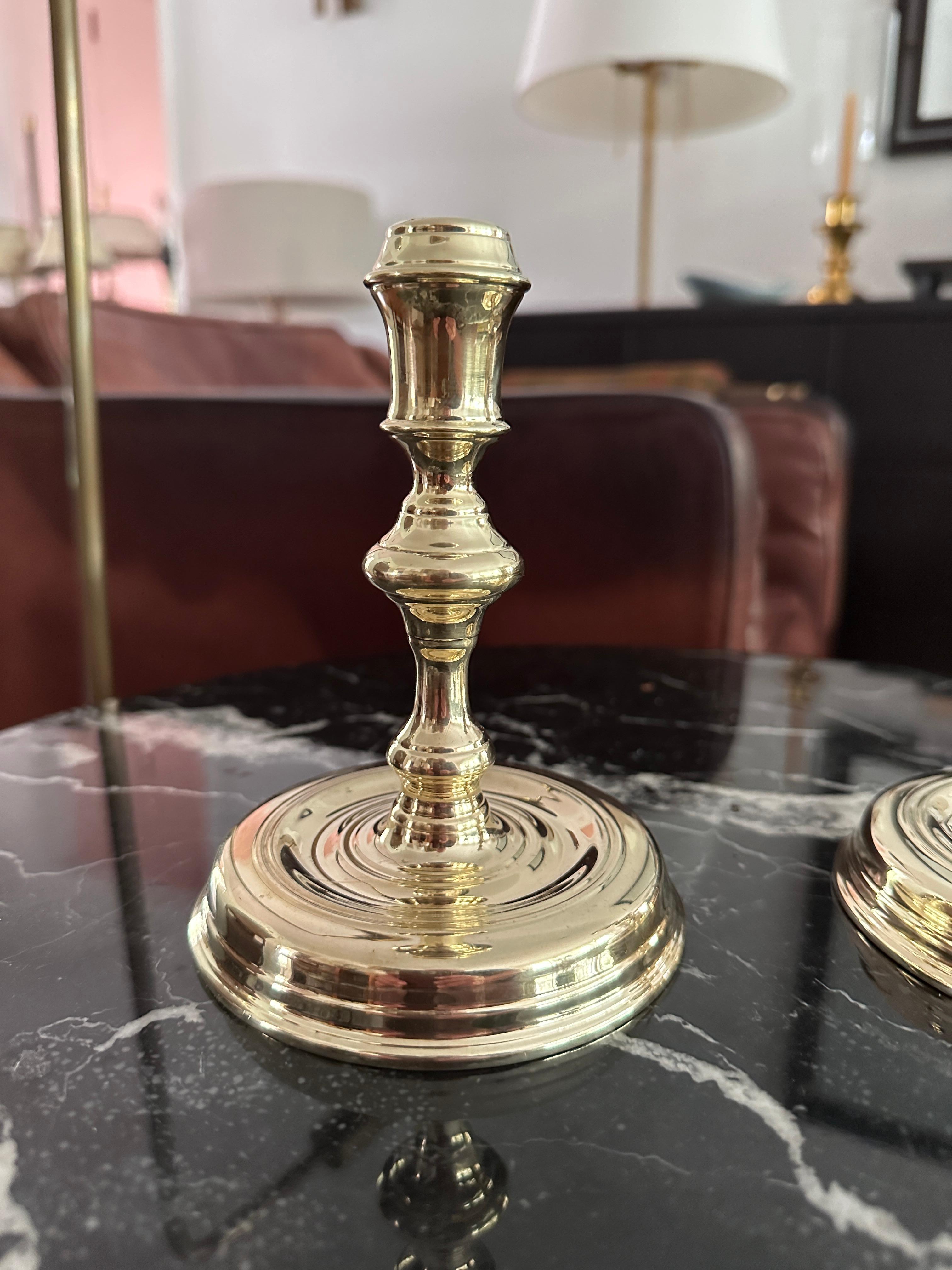 Coppia di candelieri d'epoca in ottone massiccio prodotti da Virginia Metalcrafters In condizioni buone in vendita a Doraville, GA