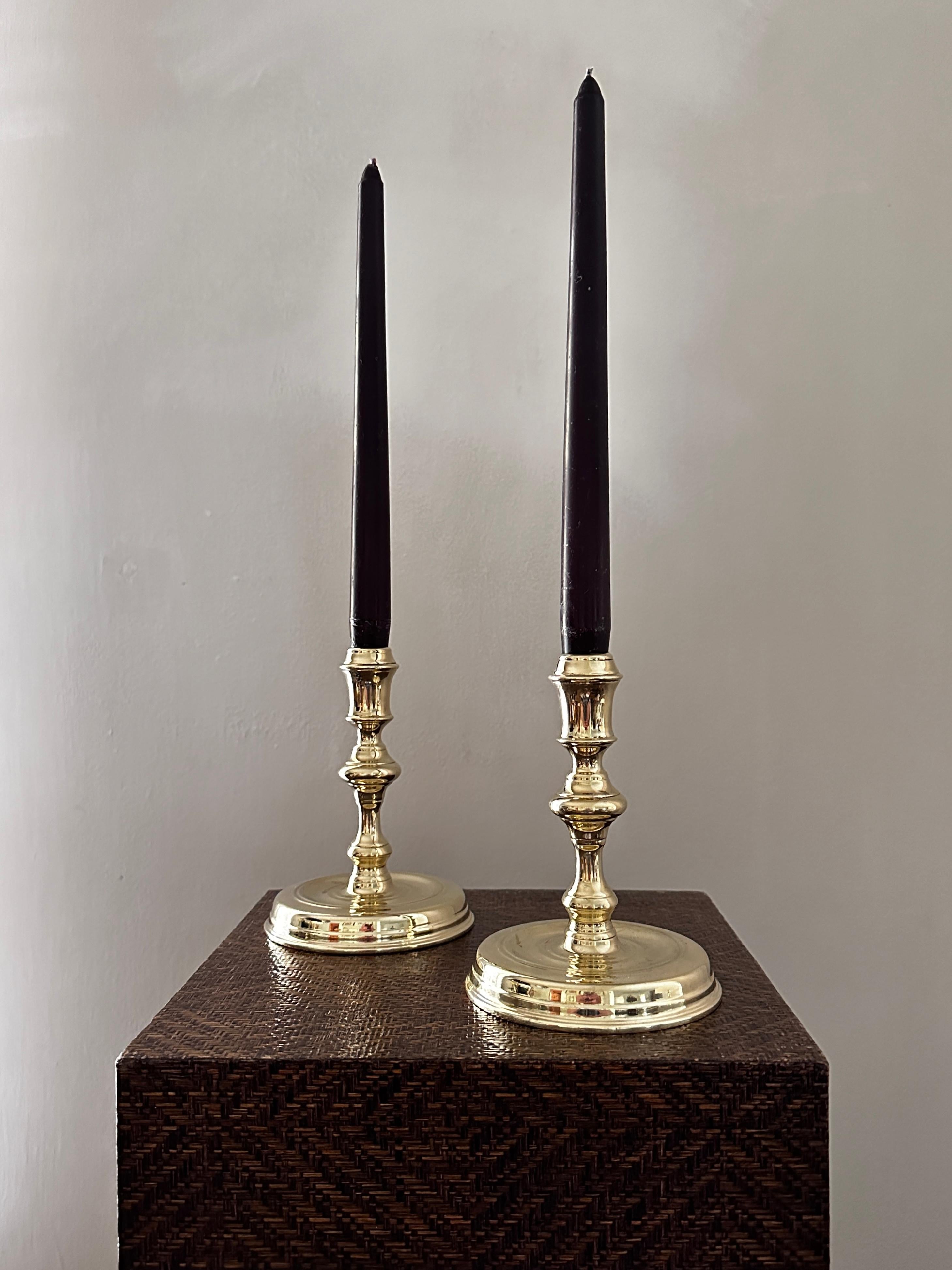 XX secolo Coppia di candelieri d'epoca in ottone massiccio prodotti da Virginia Metalcrafters in vendita