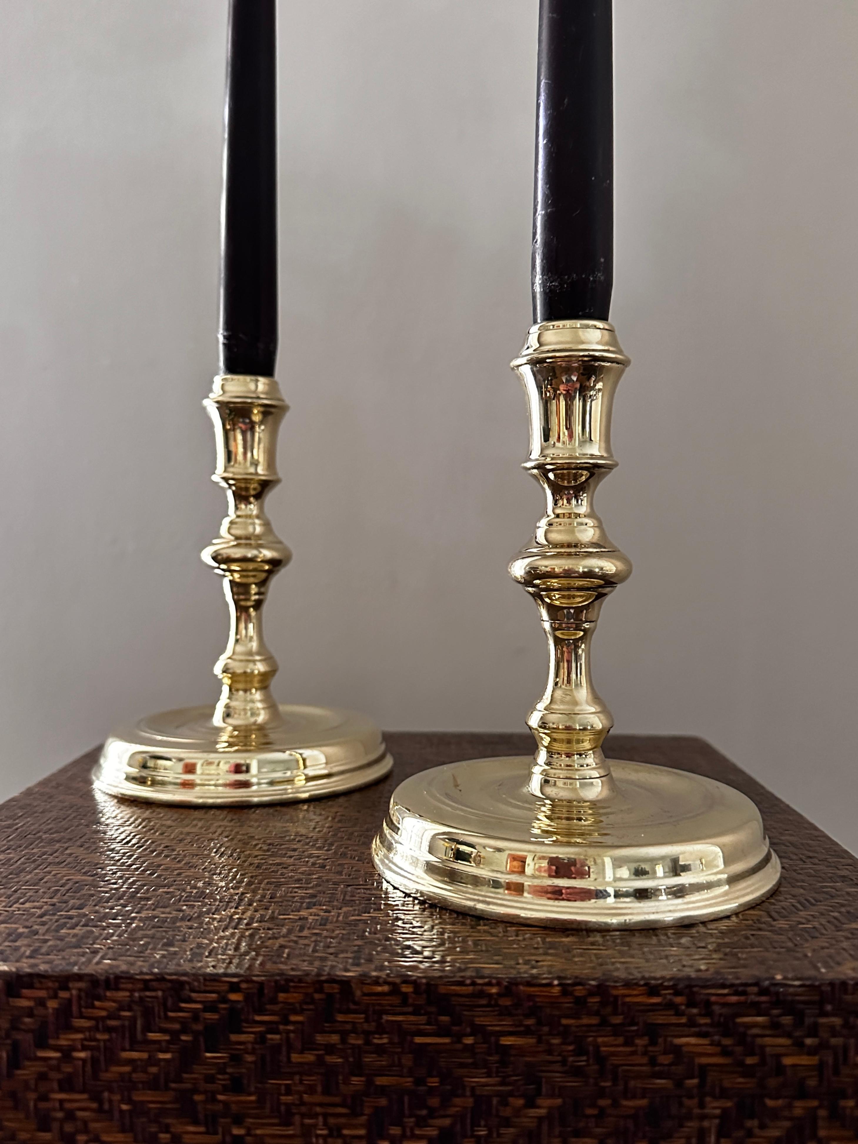 Ottone Coppia di candelieri d'epoca in ottone massiccio prodotti da Virginia Metalcrafters in vendita