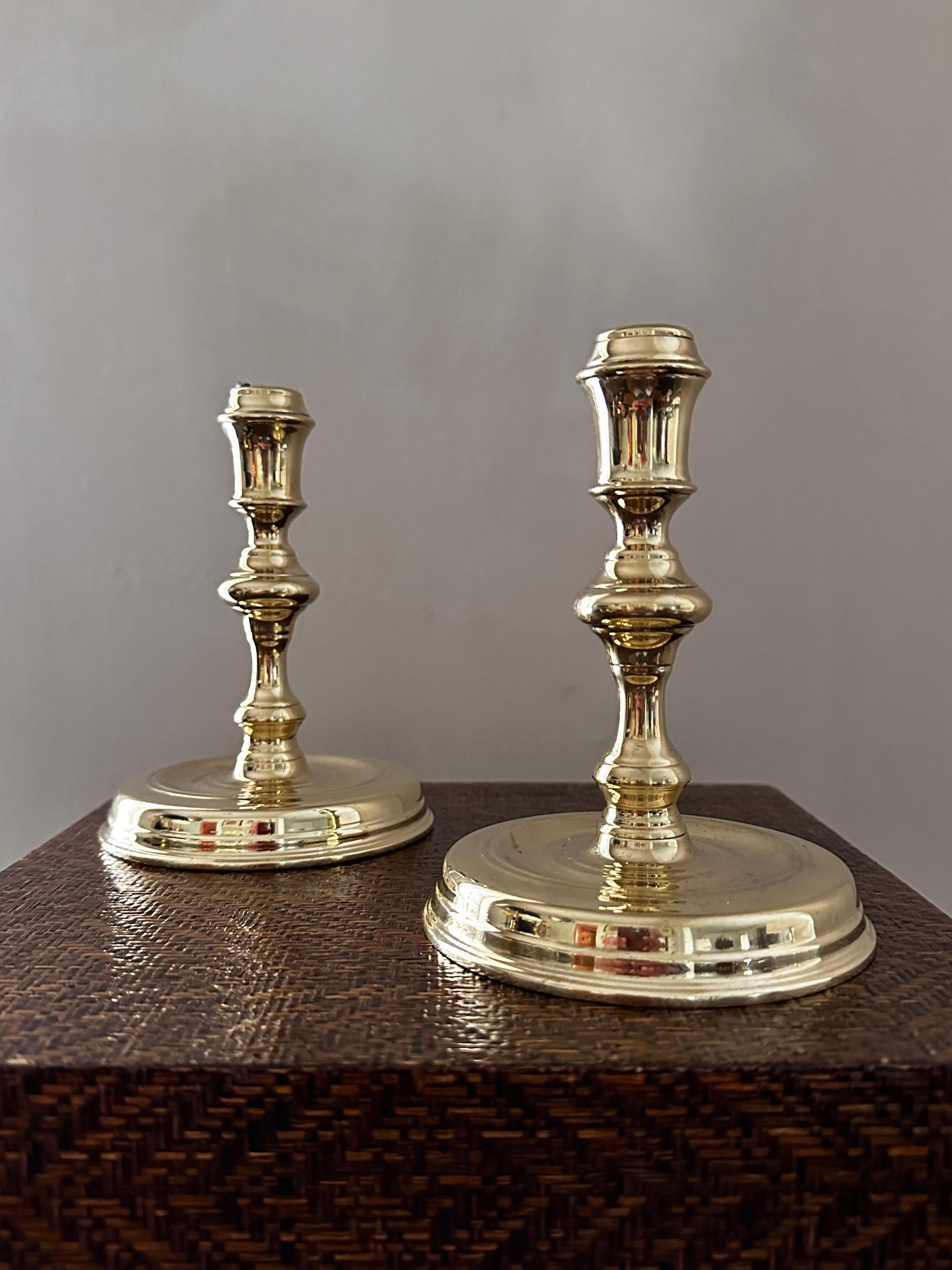 Coppia di candelieri d'epoca in ottone massiccio prodotti da Virginia Metalcrafters in vendita 1