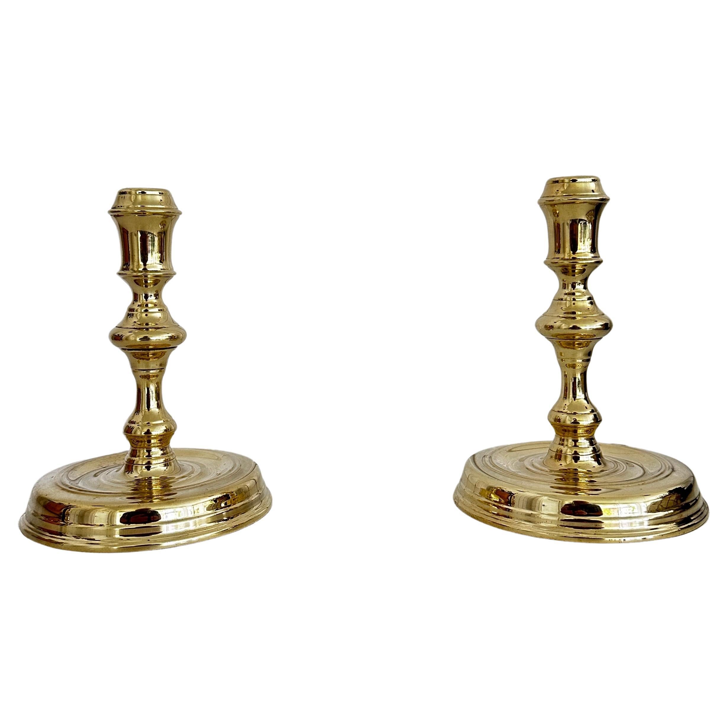 Paire de chandeliers vintage en laiton massif fabriqués par Virginia Metalcrafters