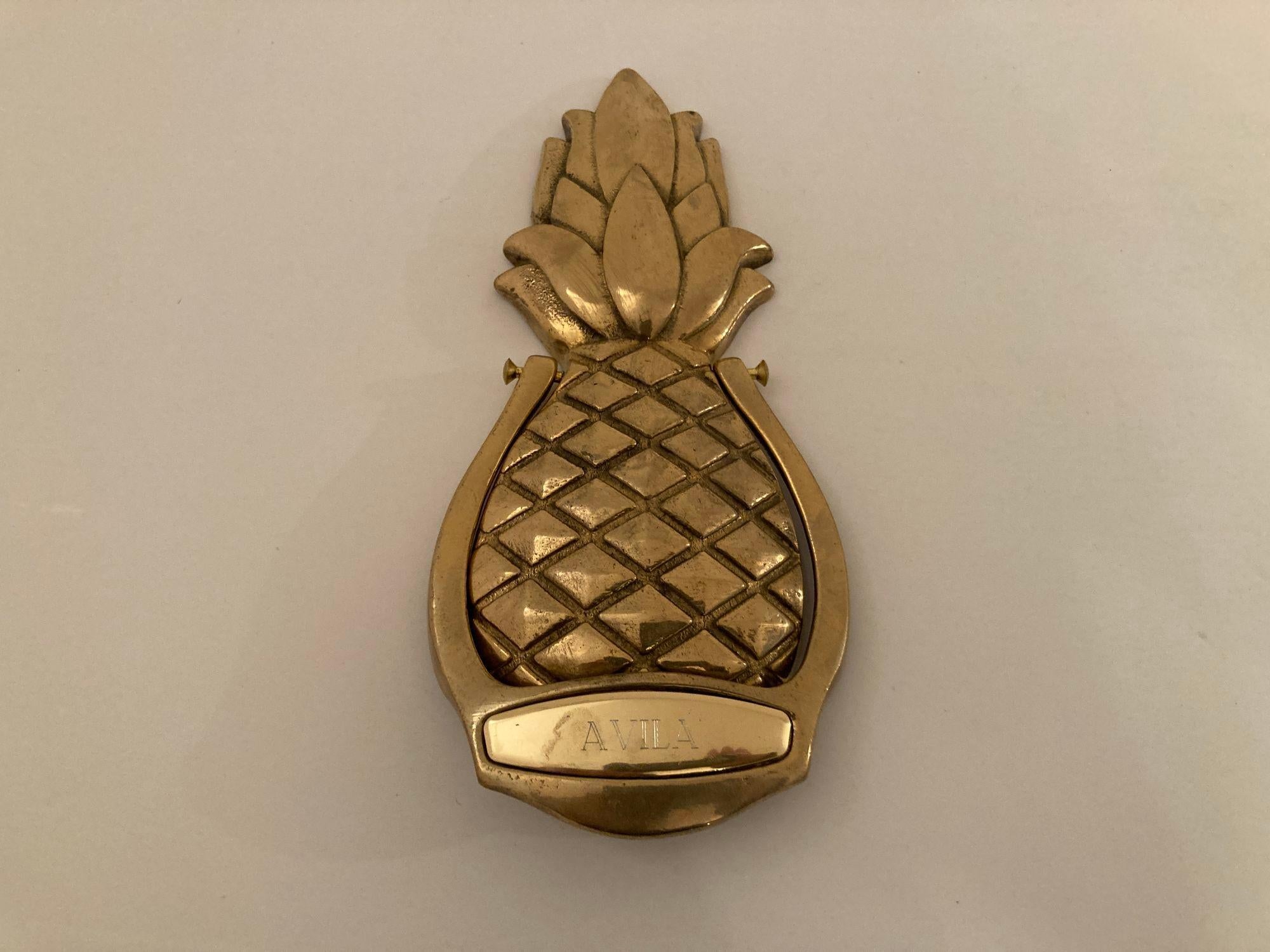 Vintage solid brass pineapple shaped door knocker.
Vintage Decorative Front Door knocker, make a fun first impression with this beautiful solid brass pineapple door knocker.
Dimensions: 3.5