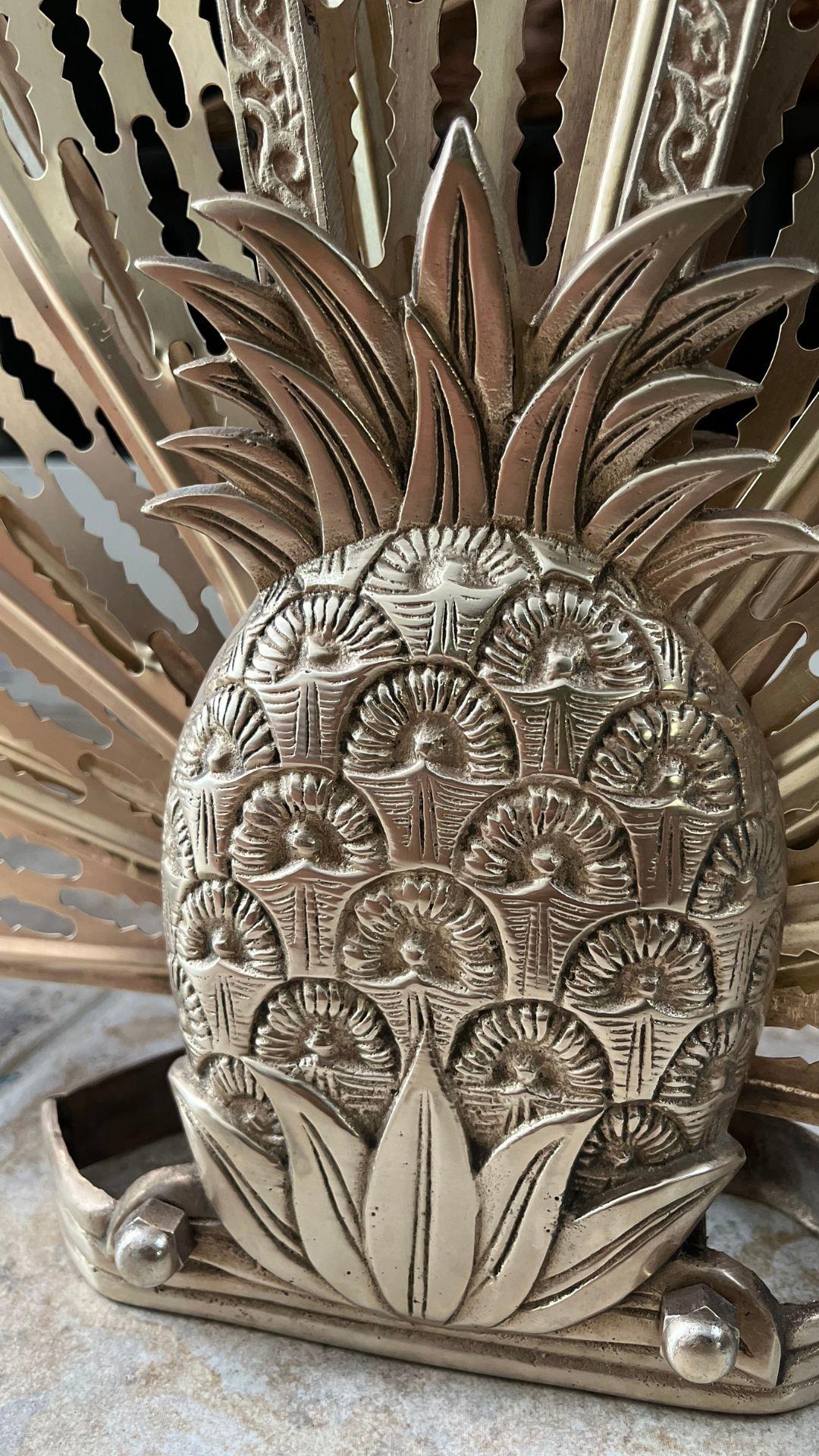20ième siècle Écran de cheminée vintage en laiton massif ananas ventilateur pliant paon en vente