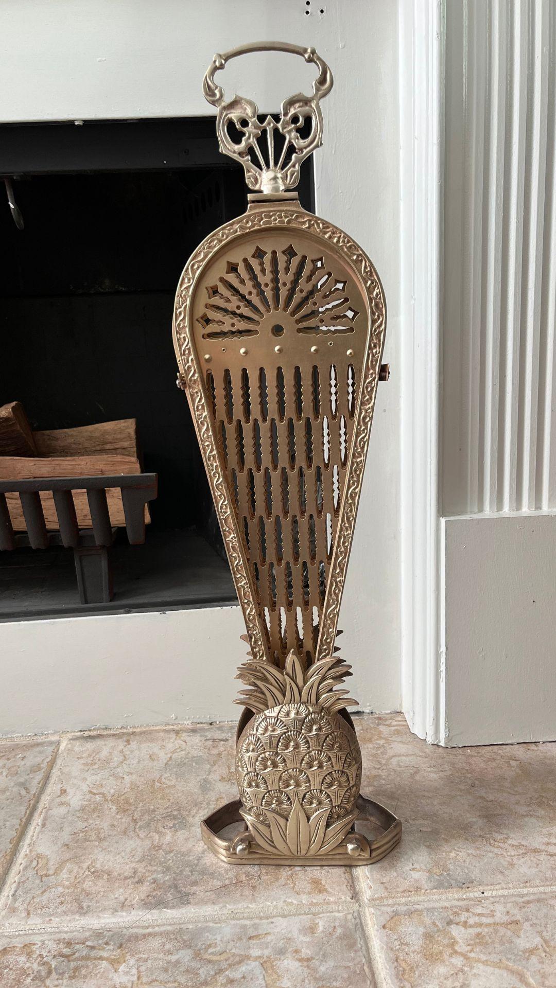 Laiton Écran de cheminée vintage en laiton massif ananas ventilateur pliant paon en vente