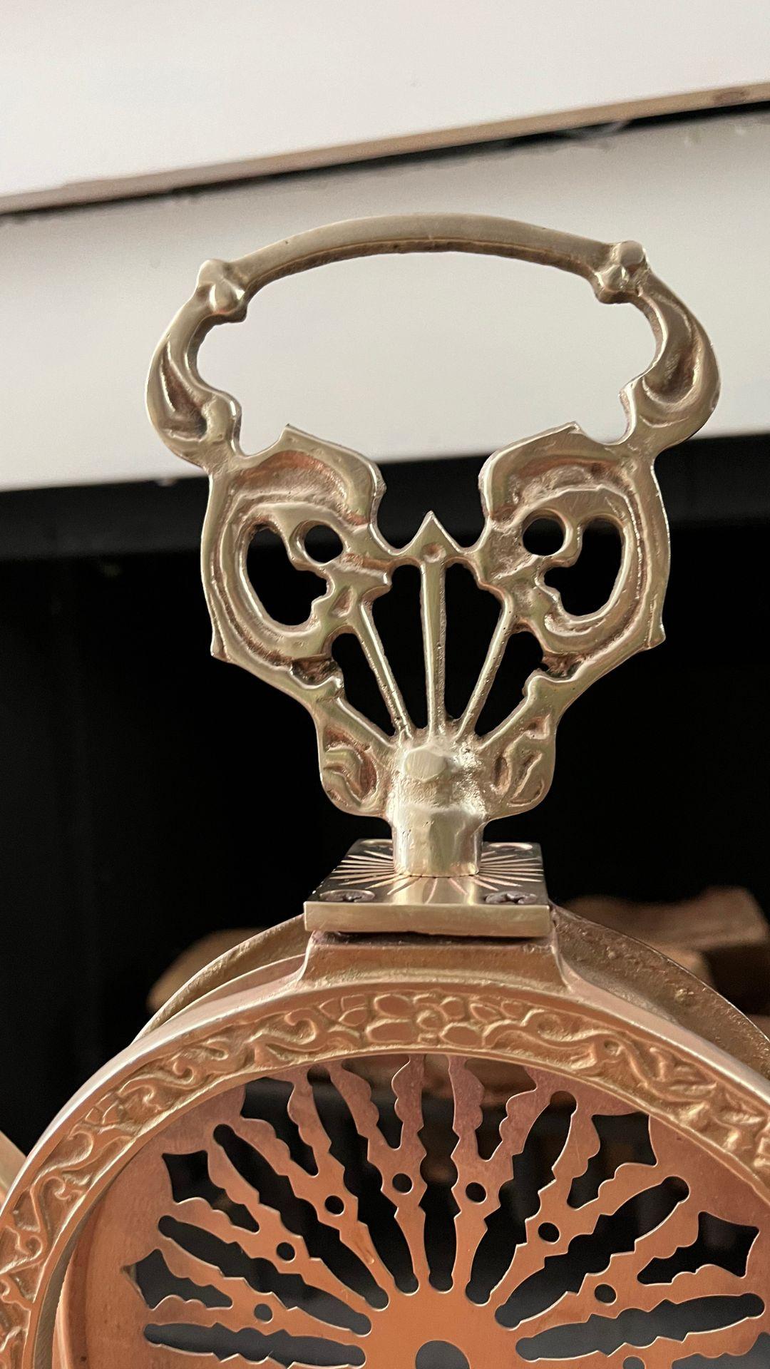 Écran de cheminée vintage en laiton massif ananas ventilateur pliant paon en vente 1