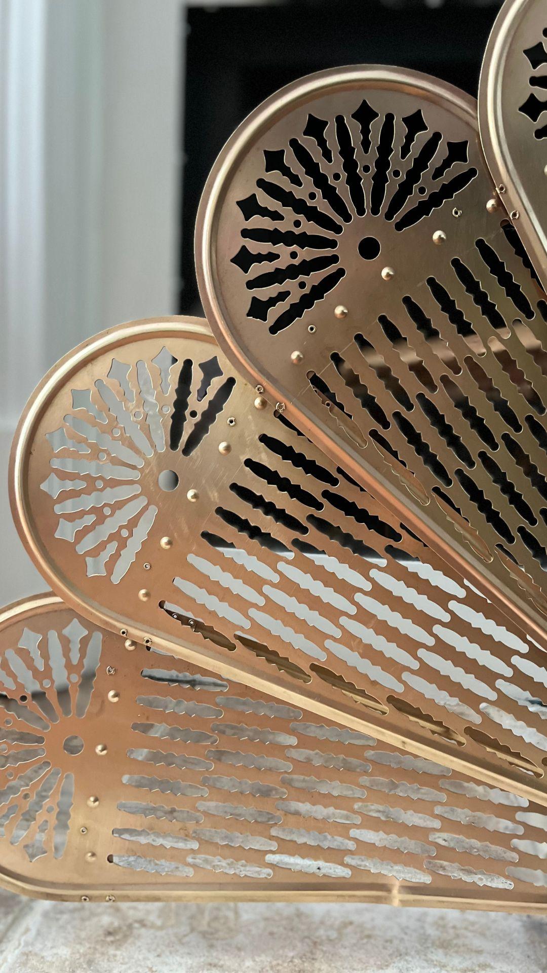 Écran de cheminée vintage en laiton massif ananas ventilateur pliant paon en vente 3
