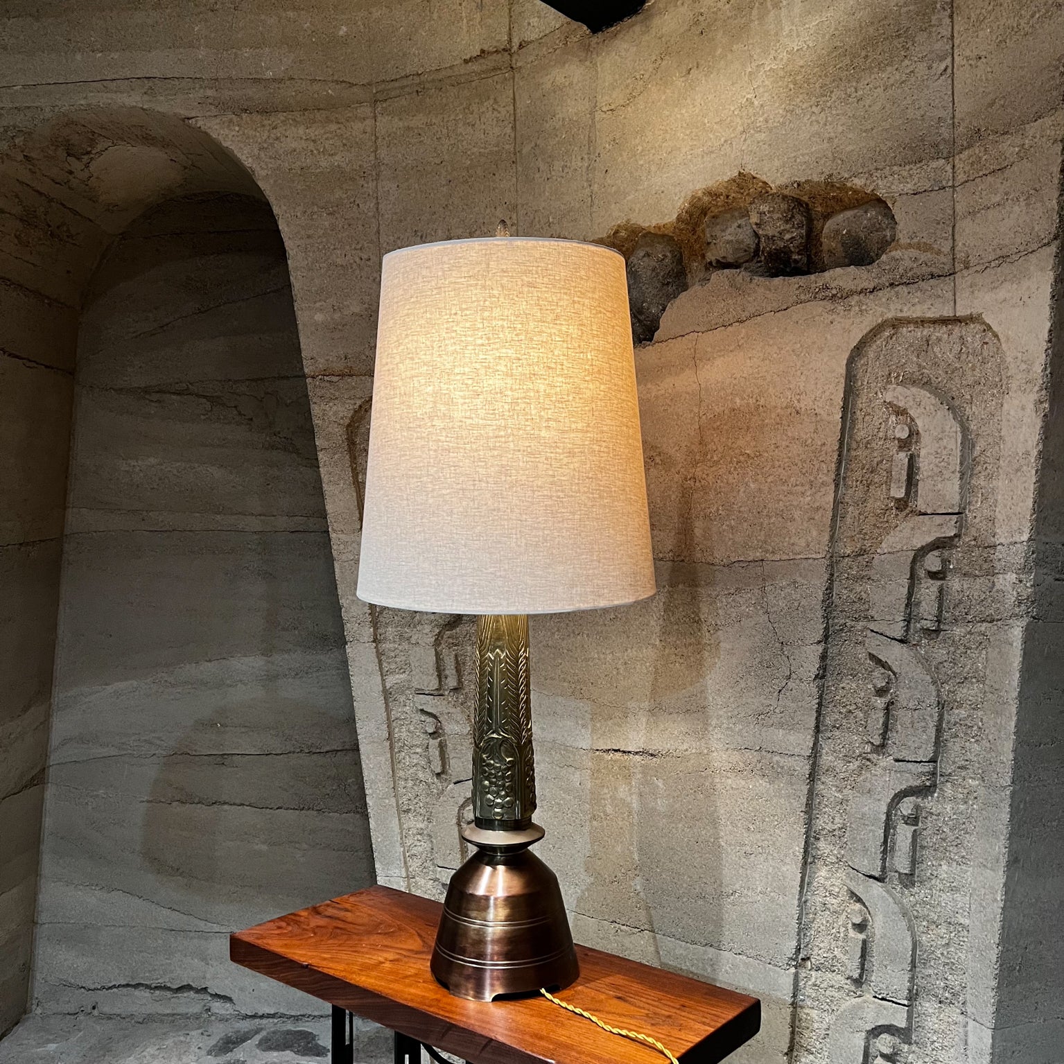 Lampe de bureau vintage en laiton massif inspirée de Frank Lloyd Wright
33,5 à la douille, 45 à l'embout X 8 diamètre
État original vintage d'occasion.
Aucun abat-jour n'est inclus.
Voir les images présentées.

