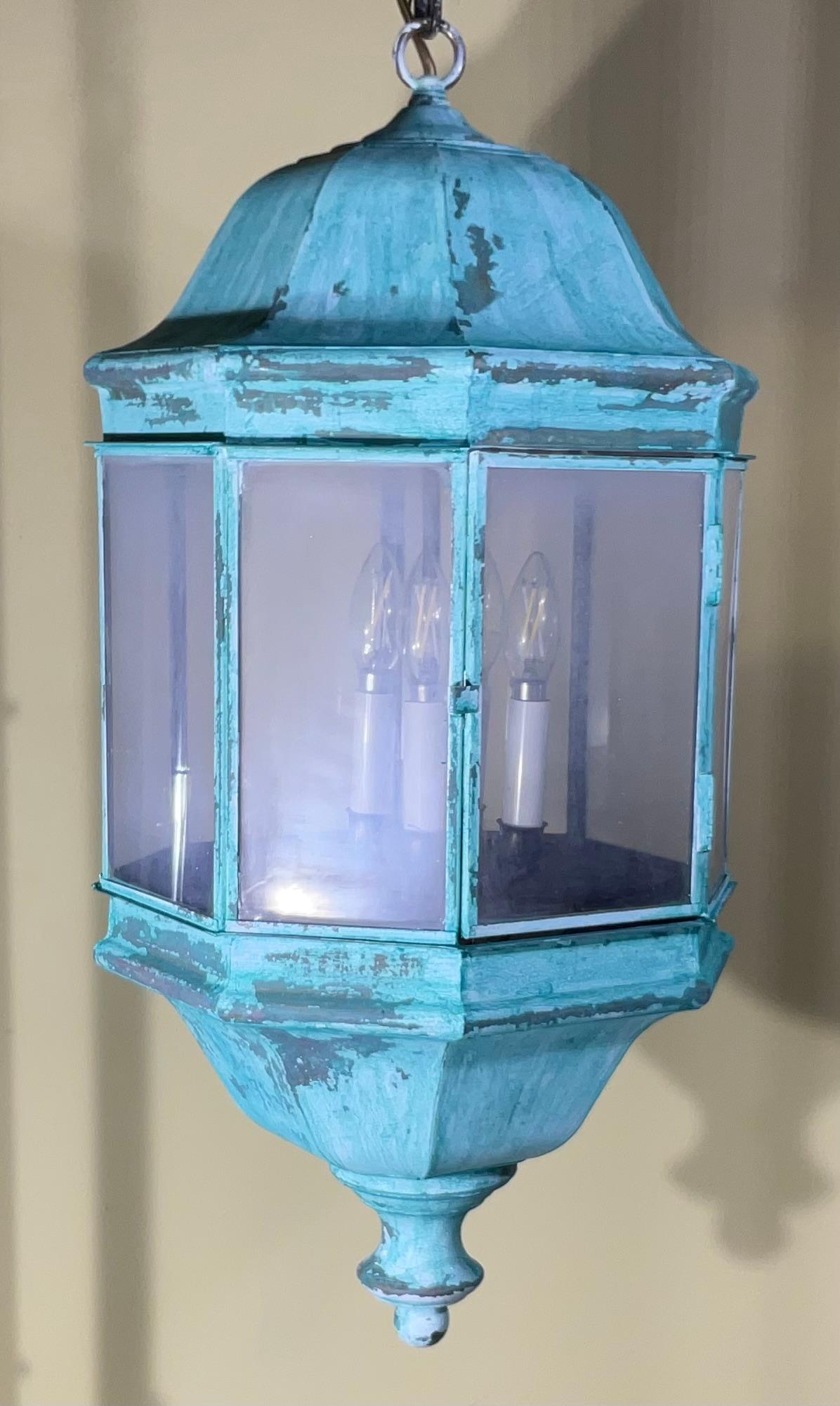 Lanterne d'intérieur/extérieur vintage en laiton massif et patine vert-de-gris en vente 3