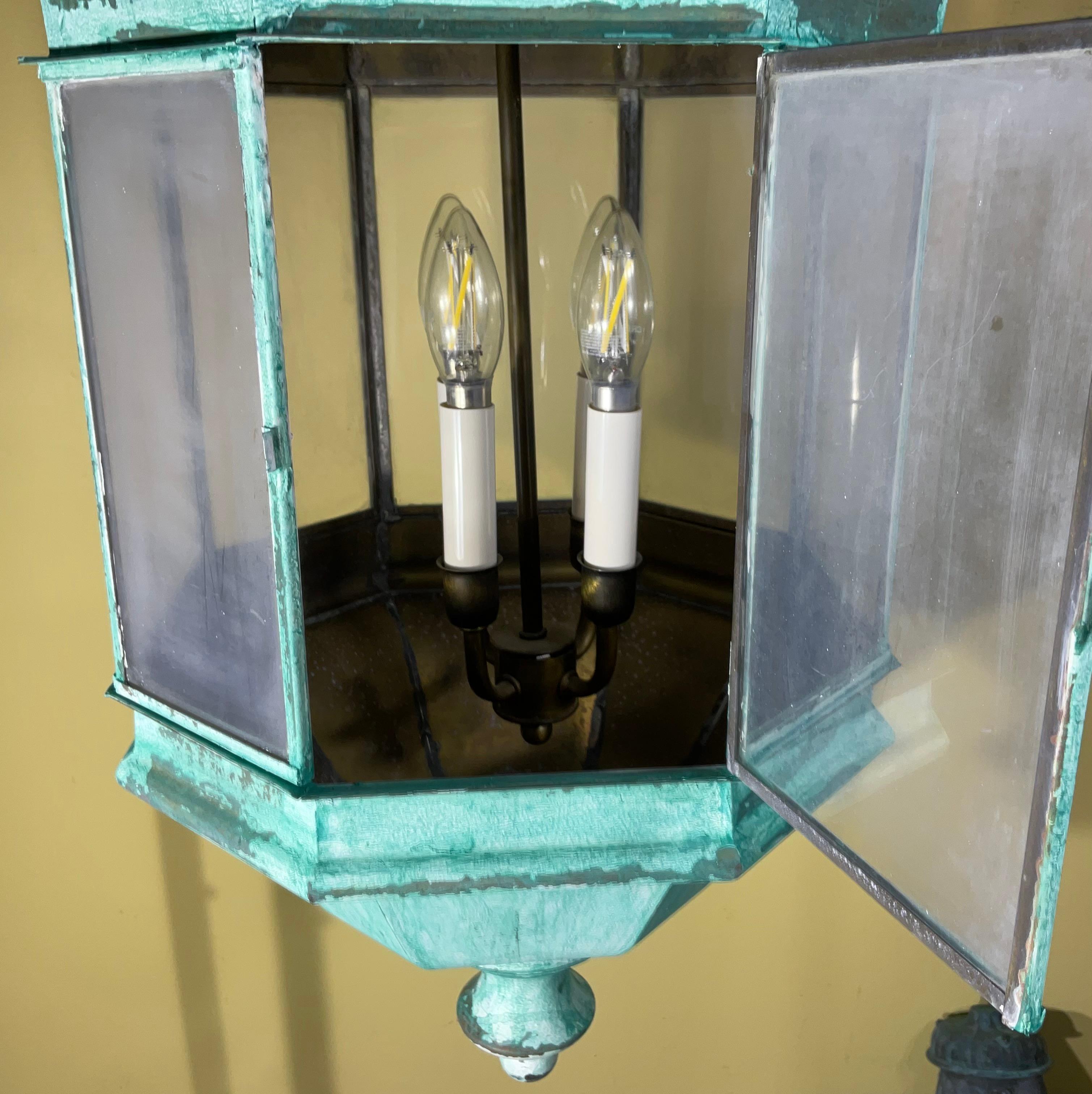 Lanterne d'intérieur/extérieur vintage en laiton massif et patine vert-de-gris en vente 4