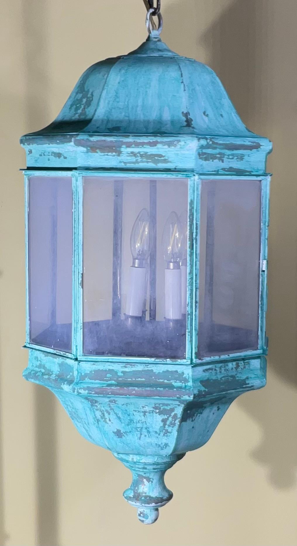Lanterne d'intérieur/extérieur vintage en laiton massif et patine vert-de-gris en vente 7