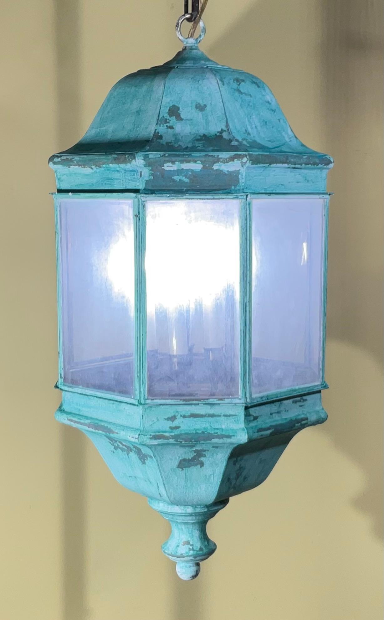 

Rehaussez votre maison ou votre jardin avec cette lanterne vintage funky en laiton massif de grande taille, qui présente un magnifique mélange de couleurs originales et de couleurs vives.  améliorer la patine vert-de-gris. Il ne s'agit pas d'un