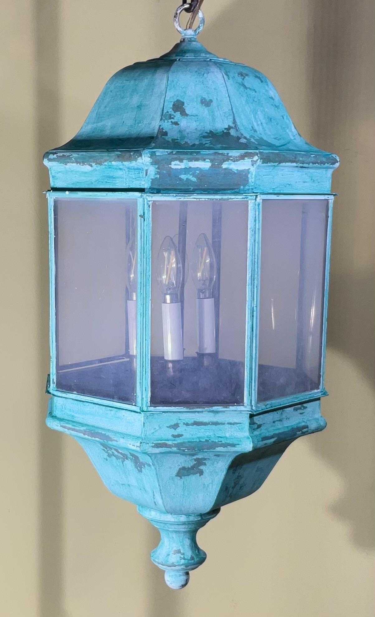 Fait main Lanterne d'intérieur/extérieur vintage en laiton massif et patine vert-de-gris en vente