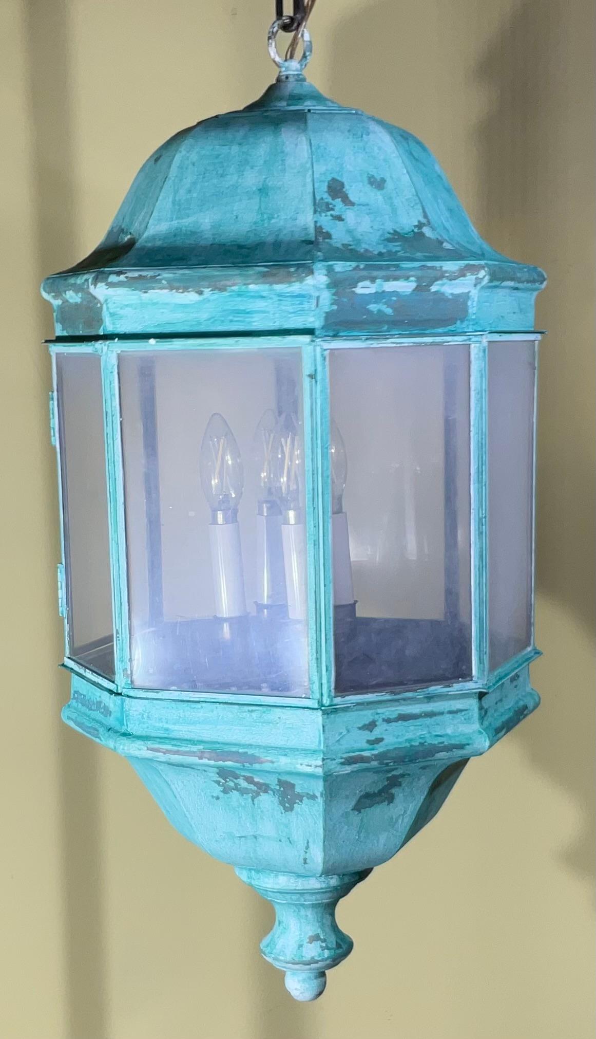 Lanterne d'intérieur/extérieur vintage en laiton massif et patine vert-de-gris Bon état - En vente à Delray Beach, FL