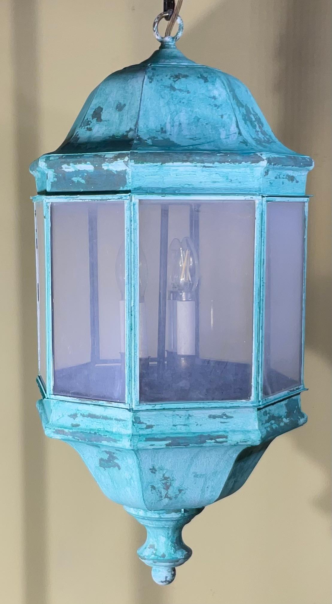 20ième siècle Lanterne d'intérieur/extérieur vintage en laiton massif et patine vert-de-gris en vente