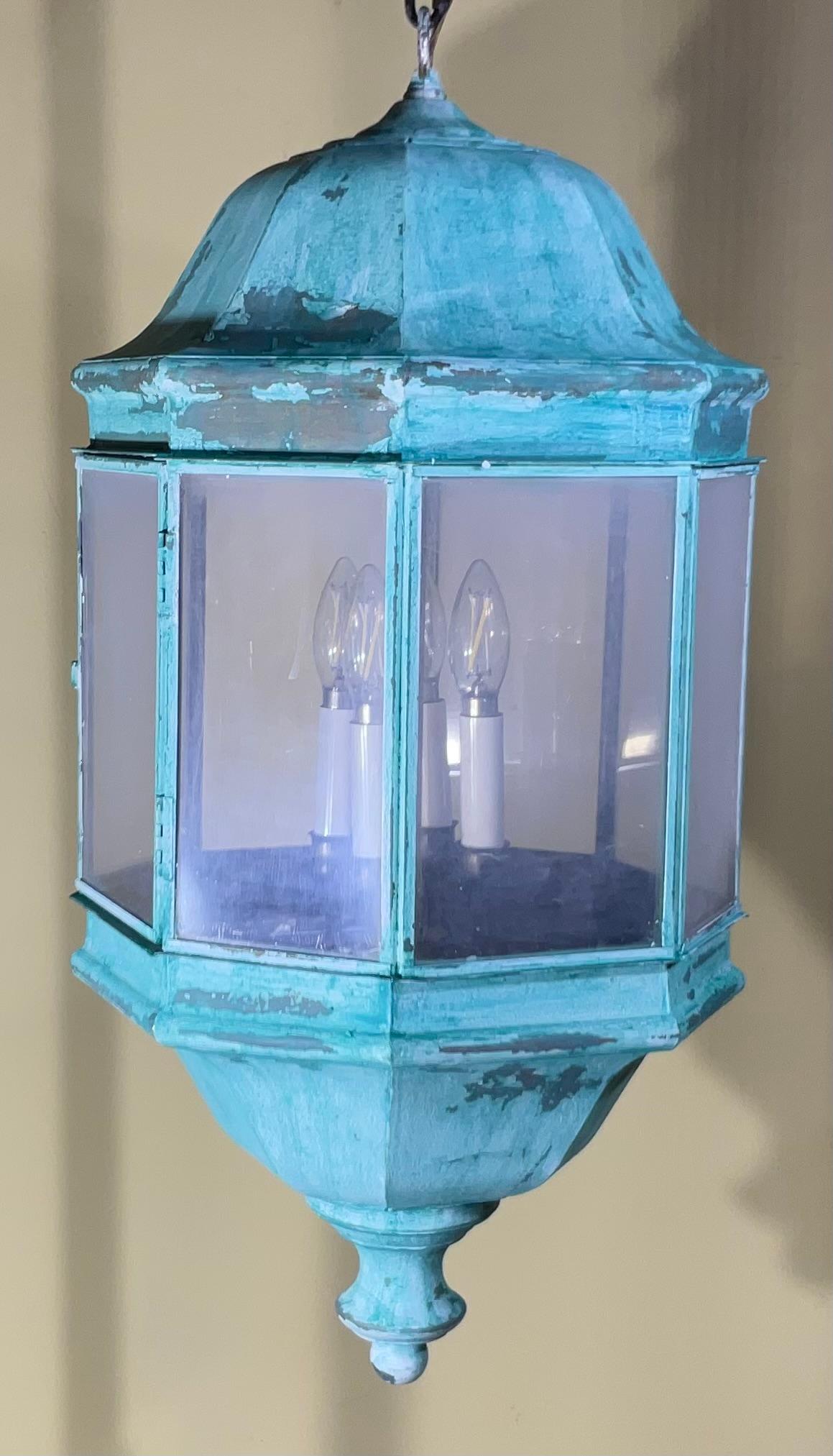 Laiton Lanterne d'intérieur/extérieur vintage en laiton massif et patine vert-de-gris en vente