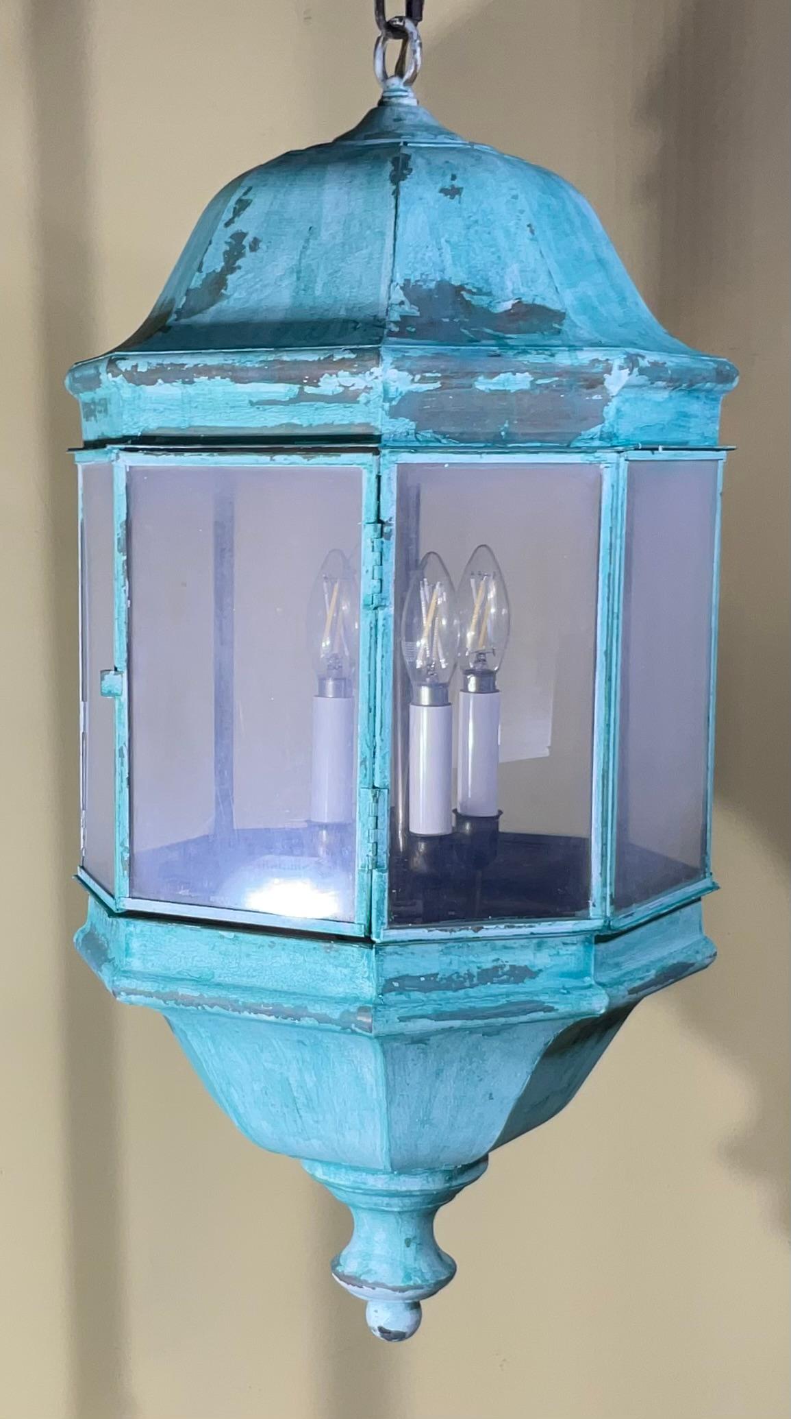 Lanterne d'intérieur/extérieur vintage en laiton massif et patine vert-de-gris en vente 1