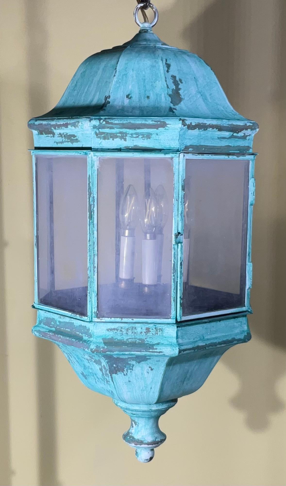 Lanterne d'intérieur/extérieur vintage en laiton massif et patine vert-de-gris en vente 2