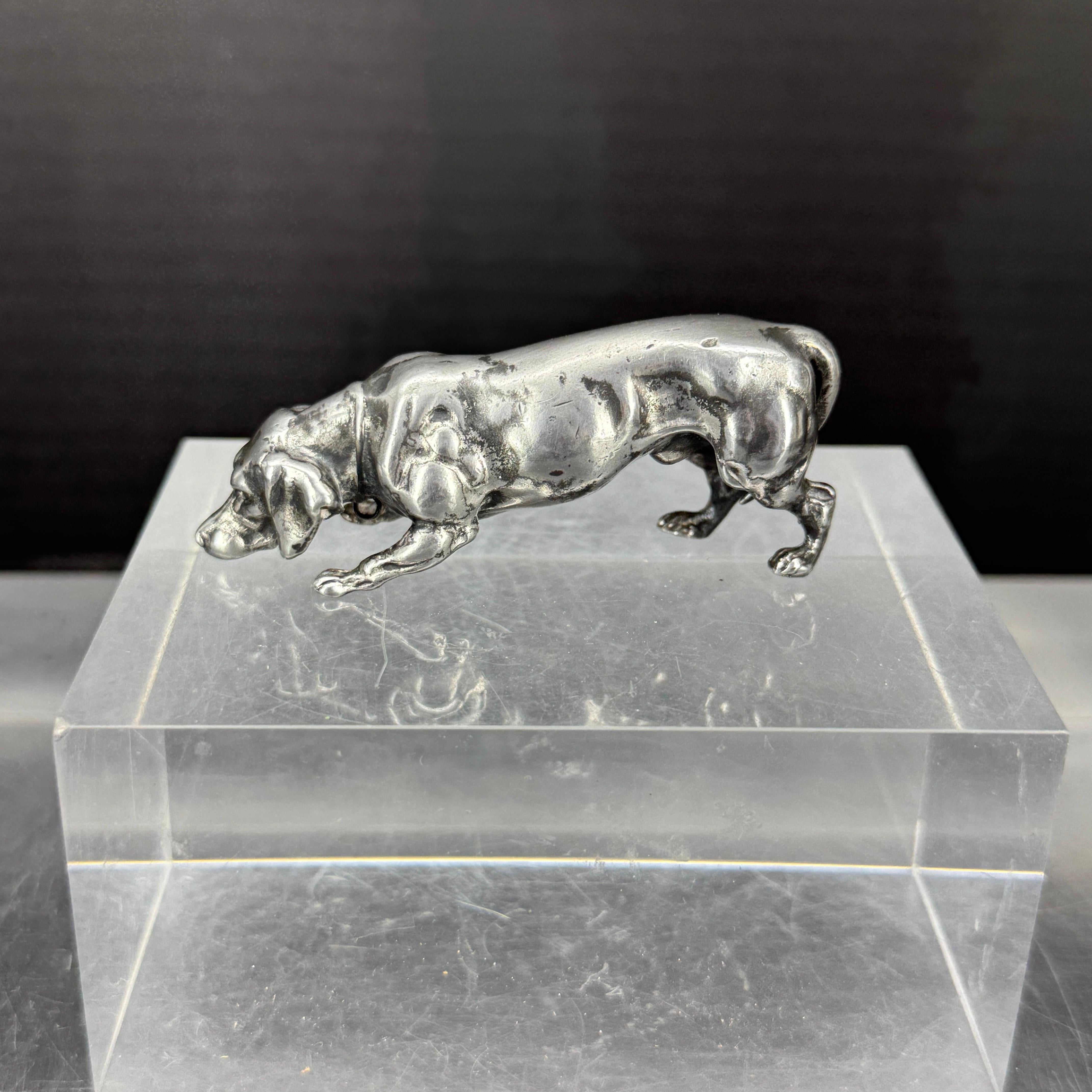 Charmanter kleiner Tieranhänger oder Statue eines Dackels im Vintage-Stil. Dieses vielseitige Stück aus versilberter Bronze stammt aus Kopenhagen, Dänemark. Eine großartige Ergänzung zu einer Sammlung oder ein tolles Geschenk für einen