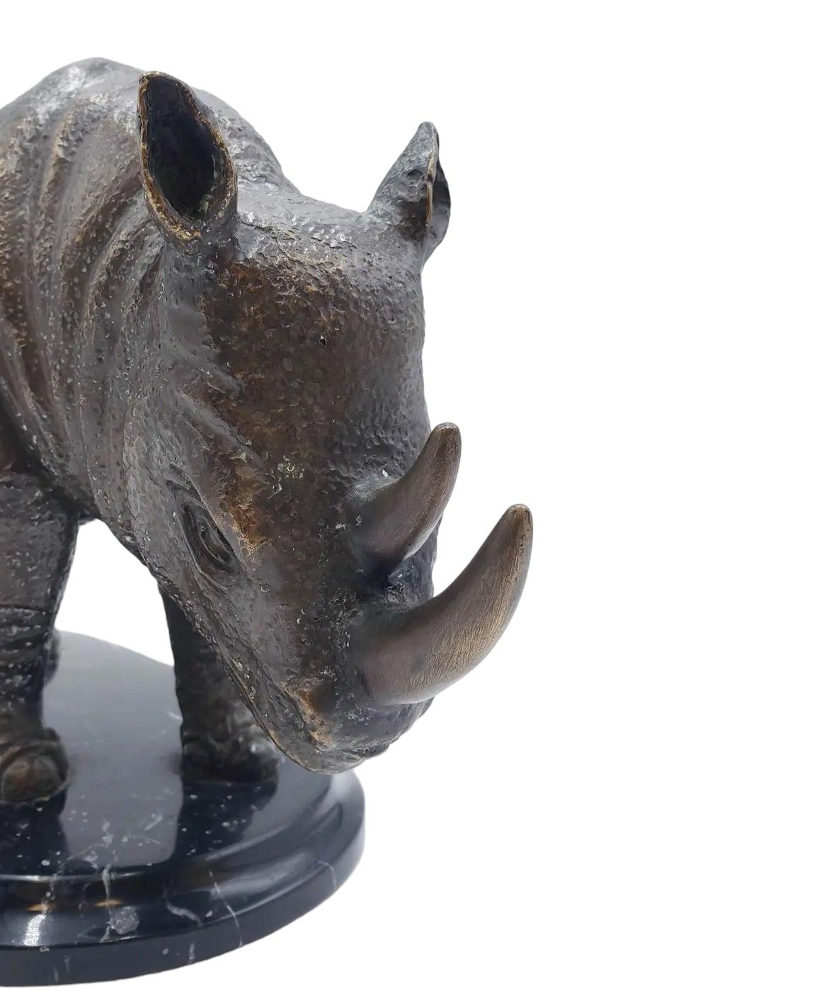Metà XX secolo Scultura vintage di rinoceronte in bronzo massiccio su base di marmo in vendita