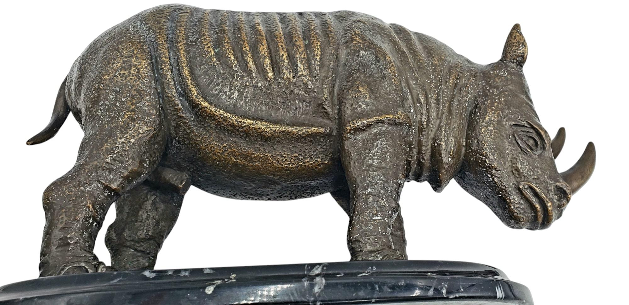 Scultura vintage di rinoceronte in bronzo massiccio su base di marmo in vendita 3