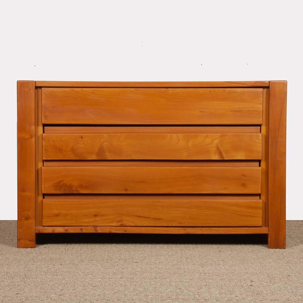 This vintage chest of drawers is in solid elm. It was made in France in the 1980s. It includes a series of 3 drawers. This storage unit is in good vintage condition.