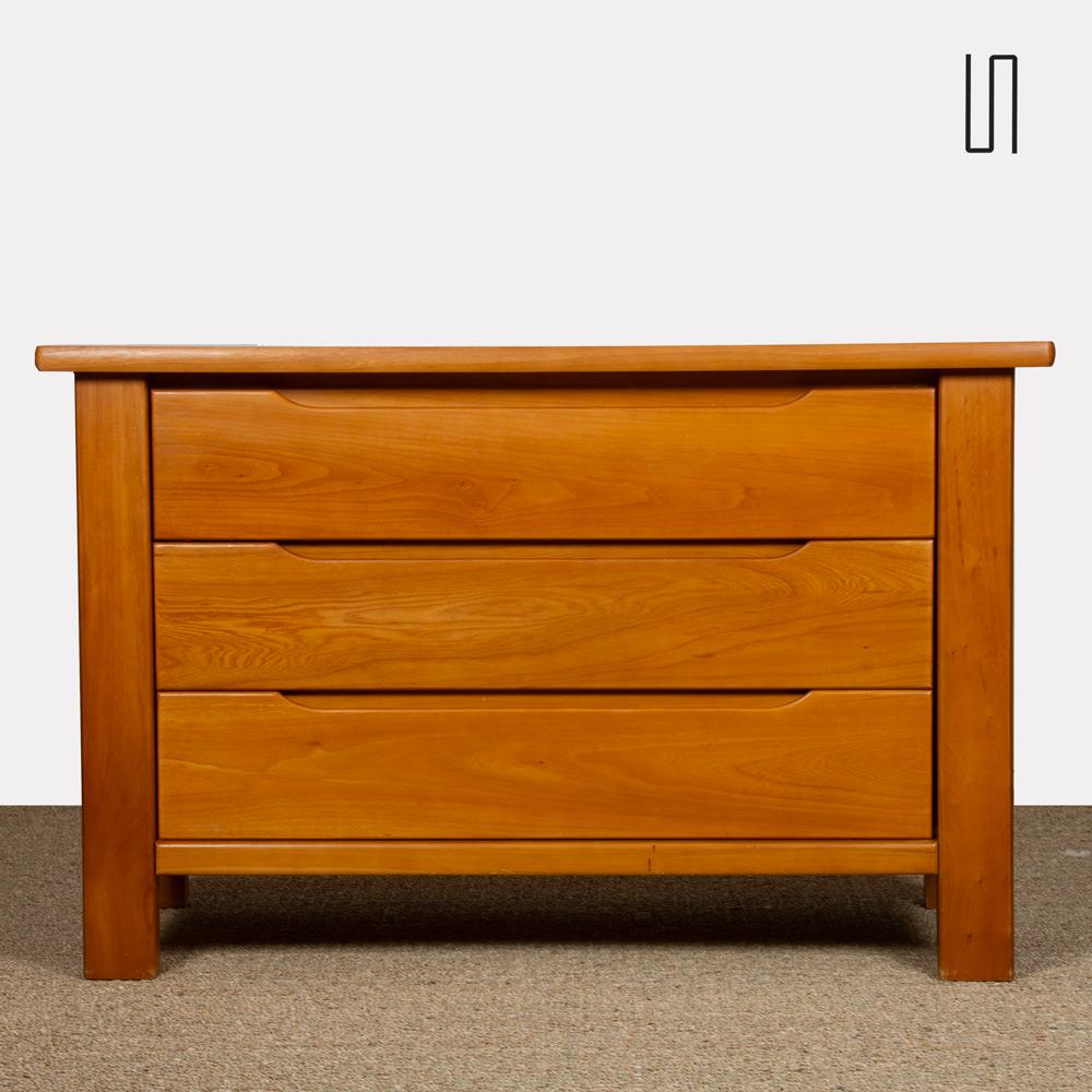 This vintage chest of drawers is in solid elm. It was made in France in the 1980s. It includes a series of 3 drawers. This storage unit is in good vintage condition.