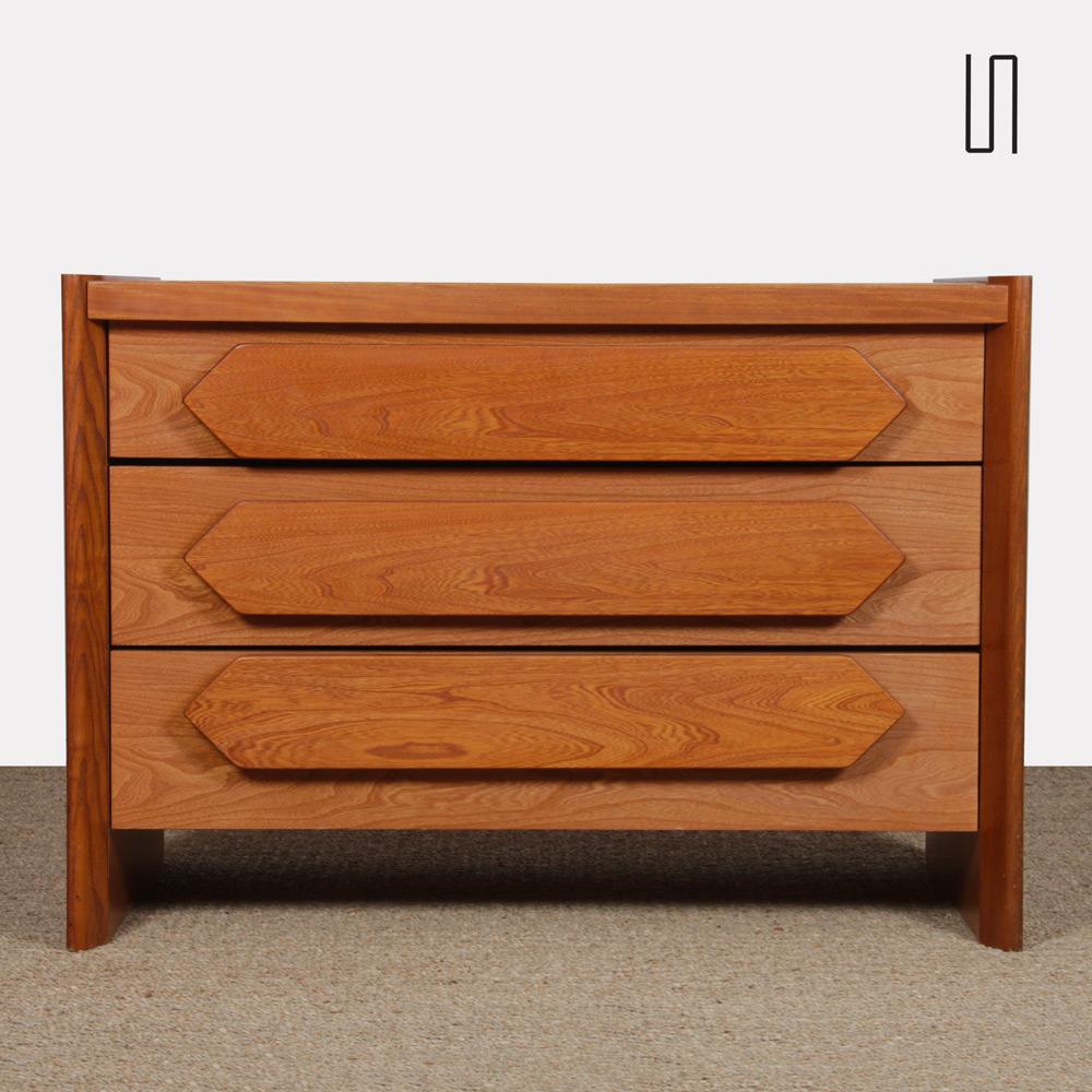 This vintage chest of drawers is in solid elm. It was made in France in the 1980s. It includes a series of 3 drawers. This storage unit is in good vintage condition.