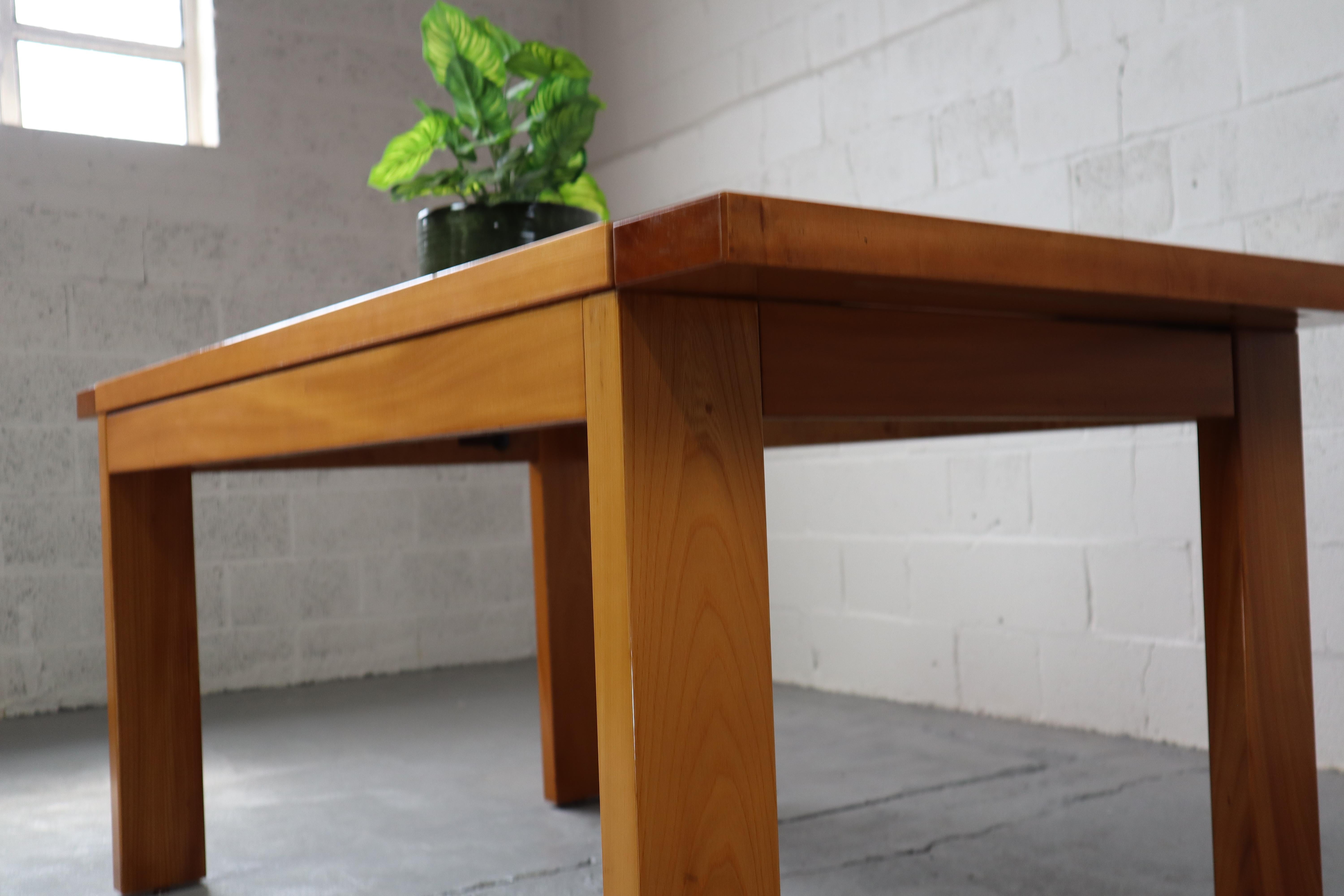 Vintage solid Elm dining table by Maison Regain, France In Good Condition For Sale In Langemark-Poelkapelle, BE