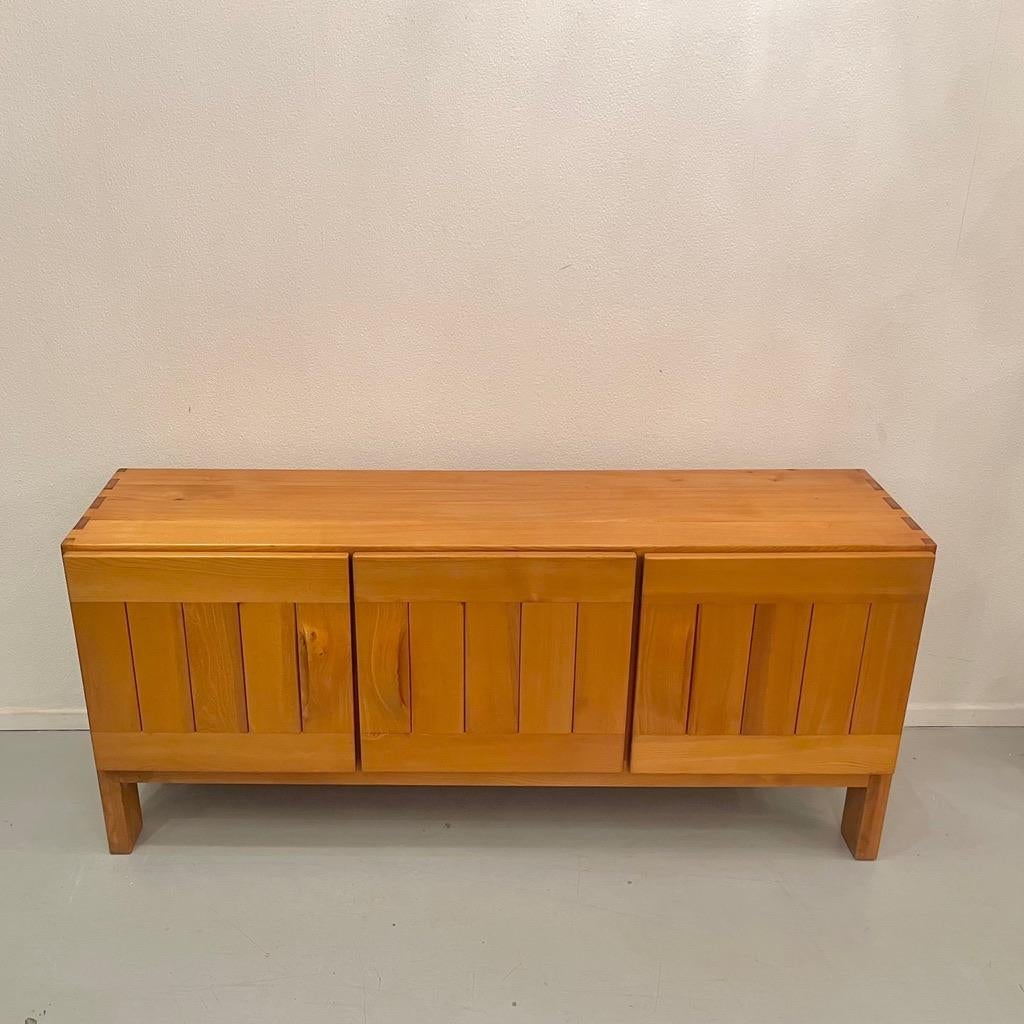 Vintage solid elm sideboard by Maison Regain, France ca. 1960s In Good Condition For Sale In Geneva, CH