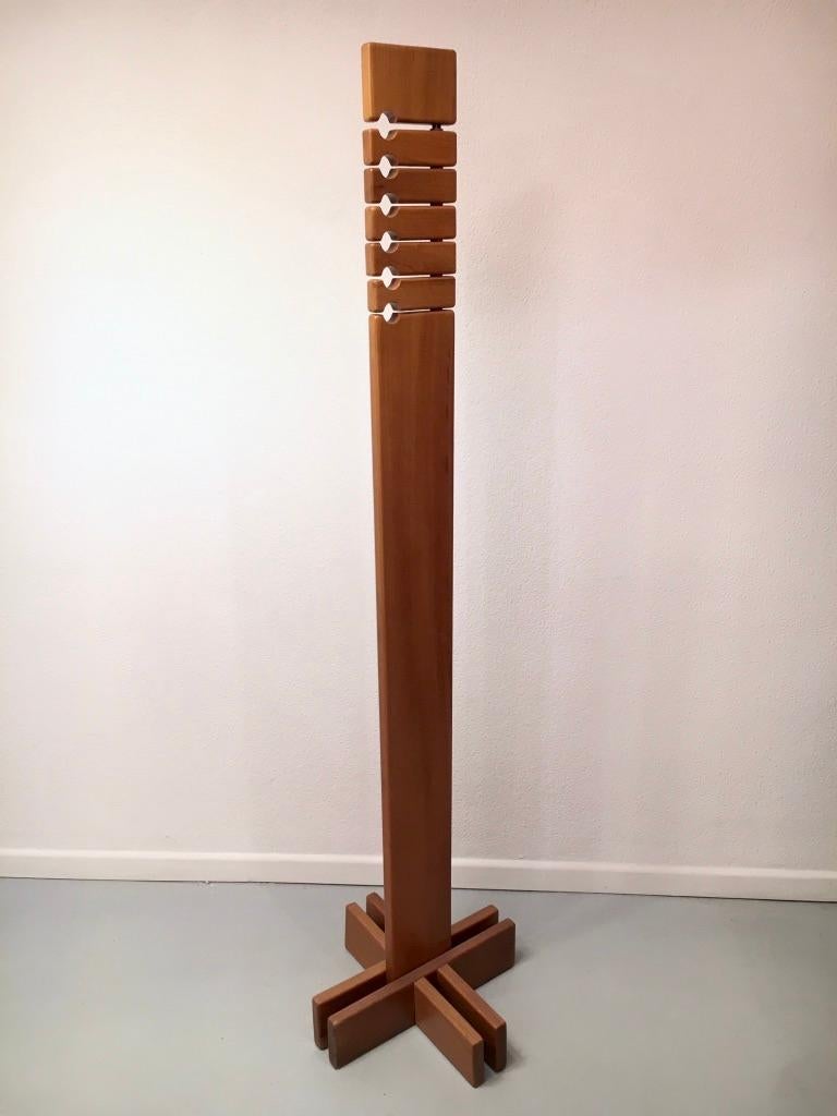 Rare solid elm wood coat rack attributed to Pierre Chapo, France 1970s
Very good condition
Measures: H 175 x D 45 x L 45 cm.