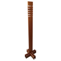 Raro perchero de madera maciza de olmo atribuido a Pierre Chapo, Francia ca. 1970