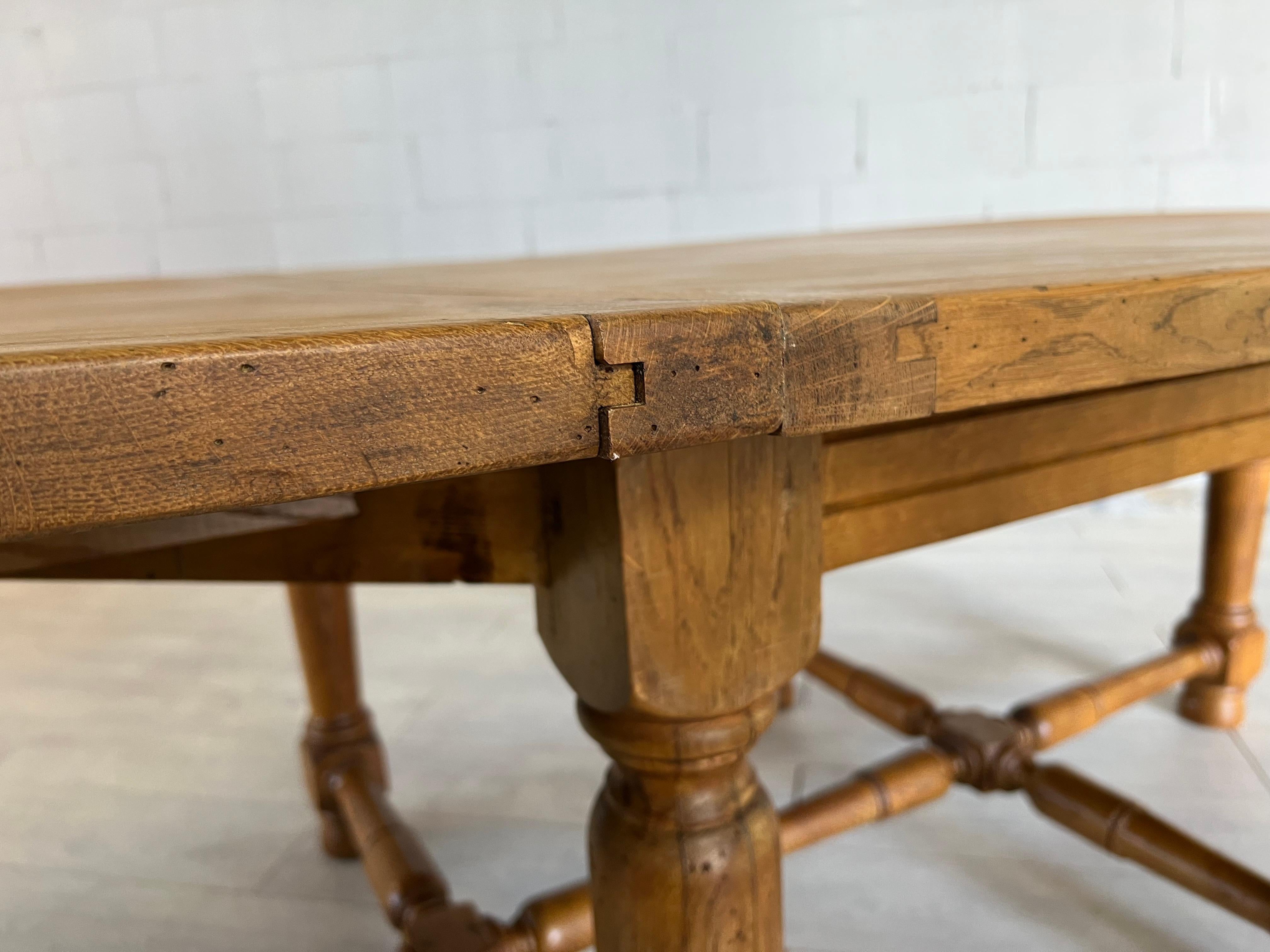 Grande table à manger à rallonge vintage en chêne français massif par De Tonge Bon état à Bridgeport, CT