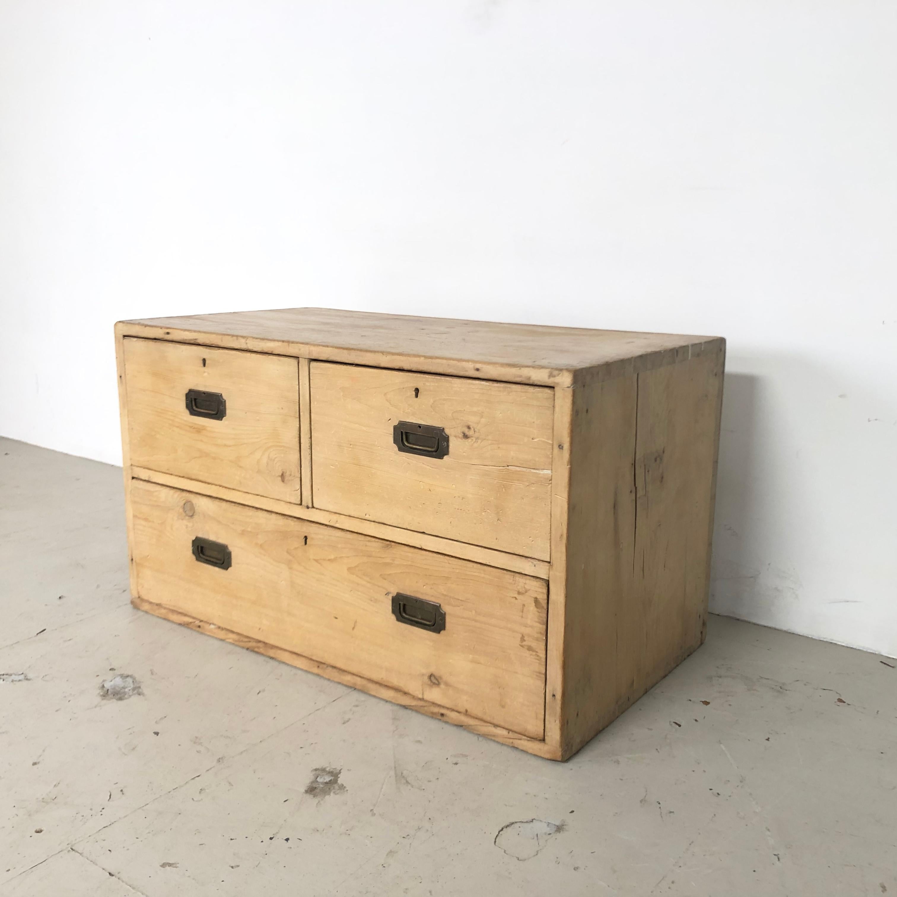 Lovely 1930s haberdashery shop unit / chest.

Offers lots of storage with 3 good deep drawers all with original draughtsman's handles and dovetail joints.

In good vintage condition. Some scuffs and nicks here and there, but nothing that