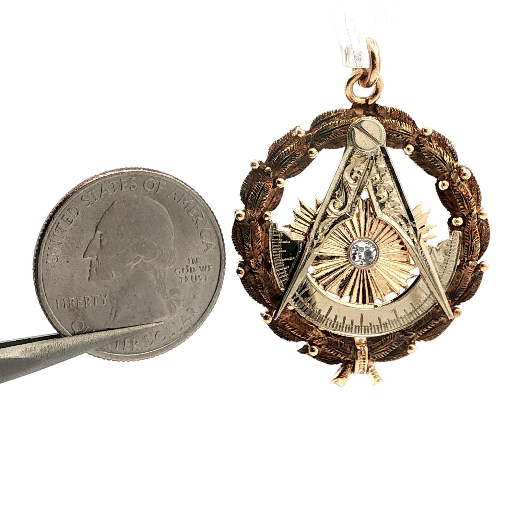 --Stein(e):--
(1) Natürlicher echter Diamant - runder Brillantschliff - Lünettenfassung - schöner weißer Brillant - 0,14ct (ca.)

MATERIAL: Massives 14k Gelb- und Weißgold - Bügel aus 10k Gold
Gewicht: 14,55 Gramm
Gesamtbreite: 32,9 mm (1,2