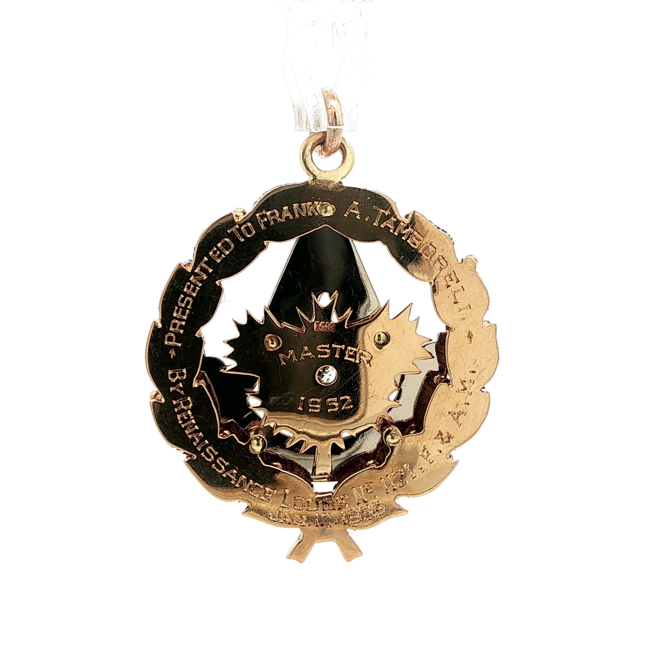 Vintage massivem Gold Diamant graviert detaillierte Freimaurer Freimaurer Kranz Anhänger im Angebot 1