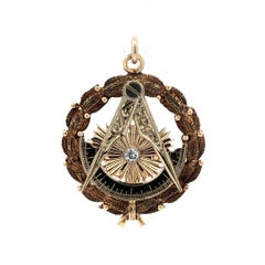 Vintage Solid Gold Diamond Engraved Detailed Free Mason Masonic Wreath Pendentif