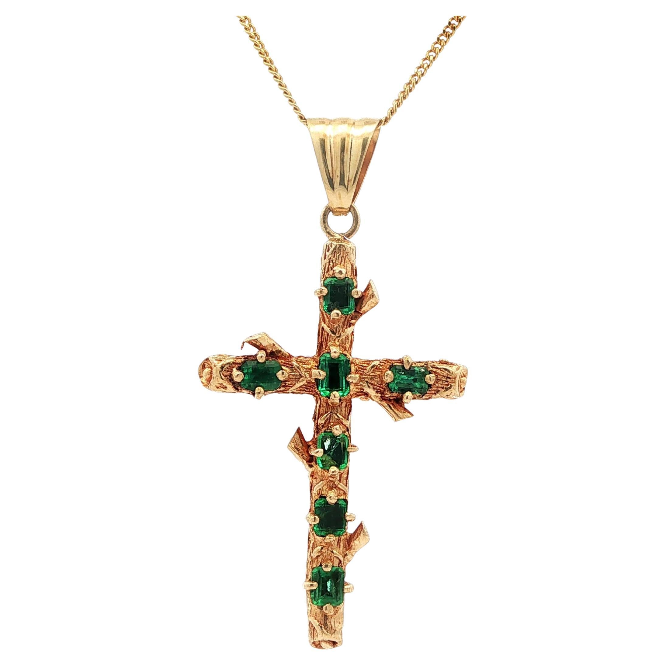 Vintage Solid Gold Emerald & Bark Textured Finish Cross Pendant 24" Curb Chain For Sale
