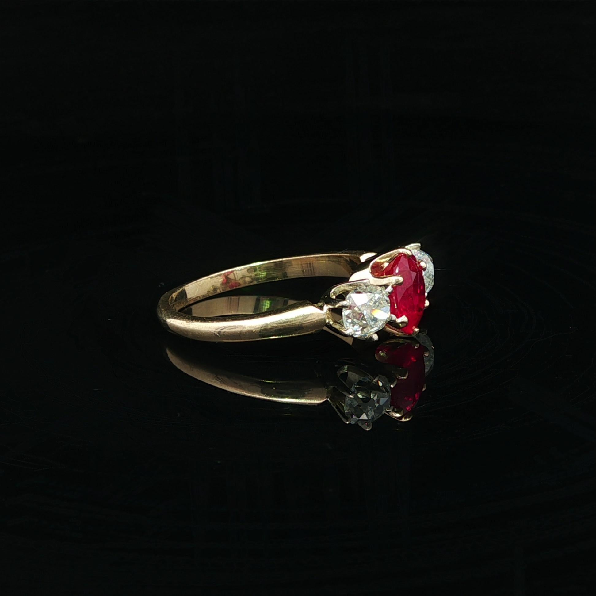 Vintage Solid Gold GIA 1.91ctw Burma Ruby Old Mine Cut Diamond 3 Stein Ring im Angebot 6