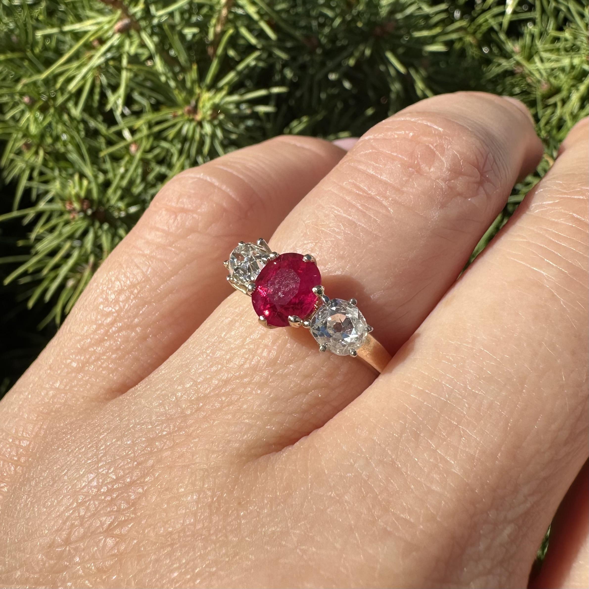 Vintage Solid Gold GIA 1.91ctw Burma Ruby Old Mine Cut Diamond 3 Stein Ring im Angebot 8