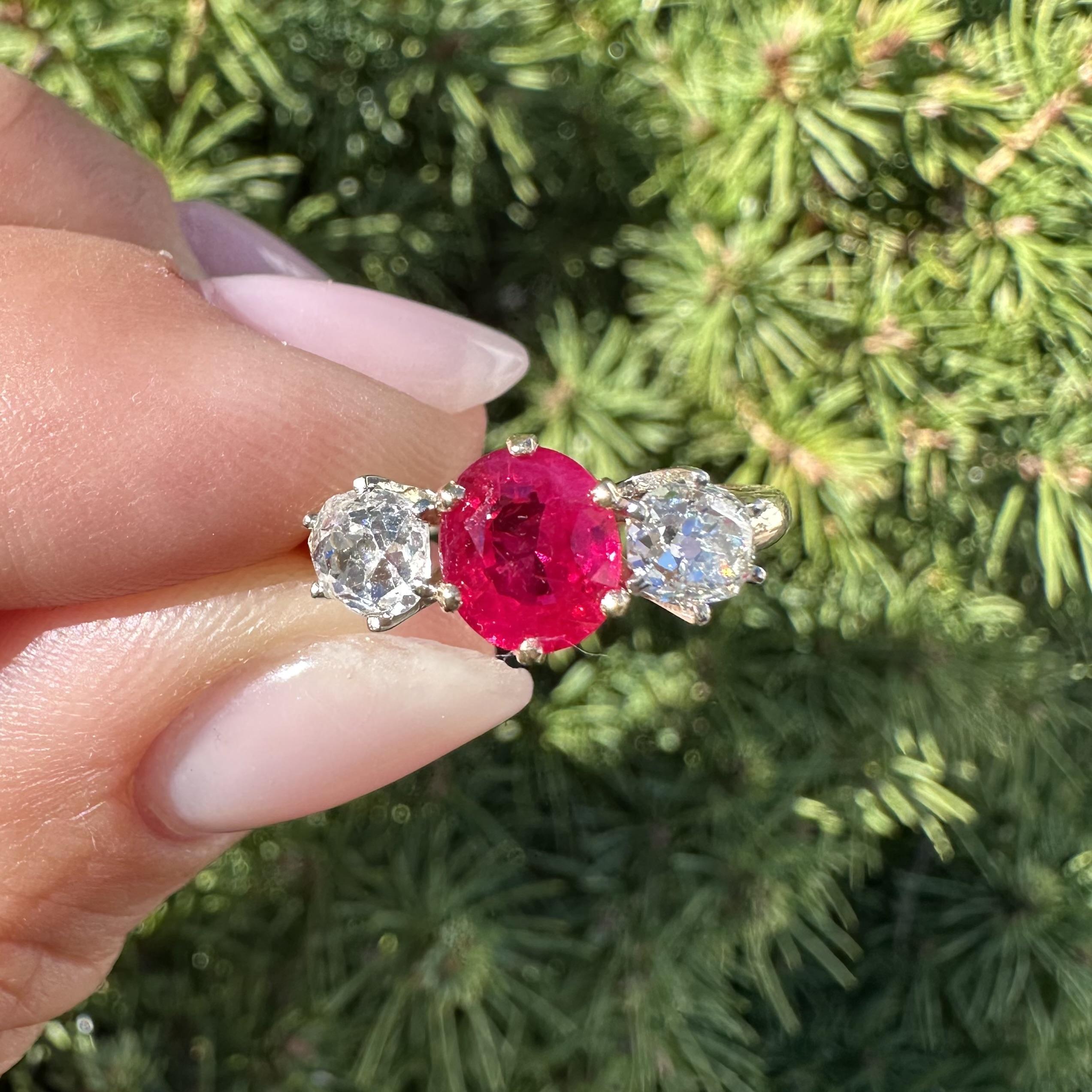 Vintage Solid Gold GIA 1.91ctw Burma Ruby Old Mine Cut Diamond 3 Stein Ring im Angebot 9